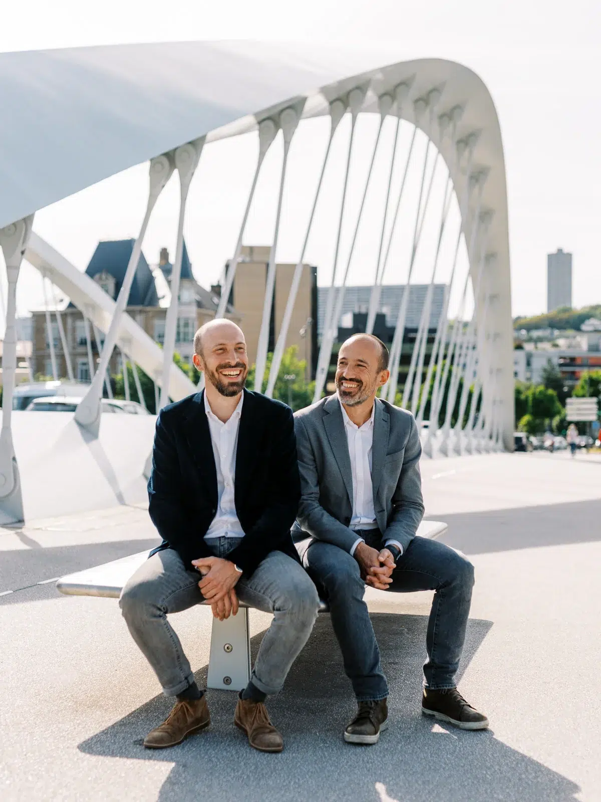 Deux associés posant sur le pont Raymond Barre, réalisé par un photographe corporate Lyon.