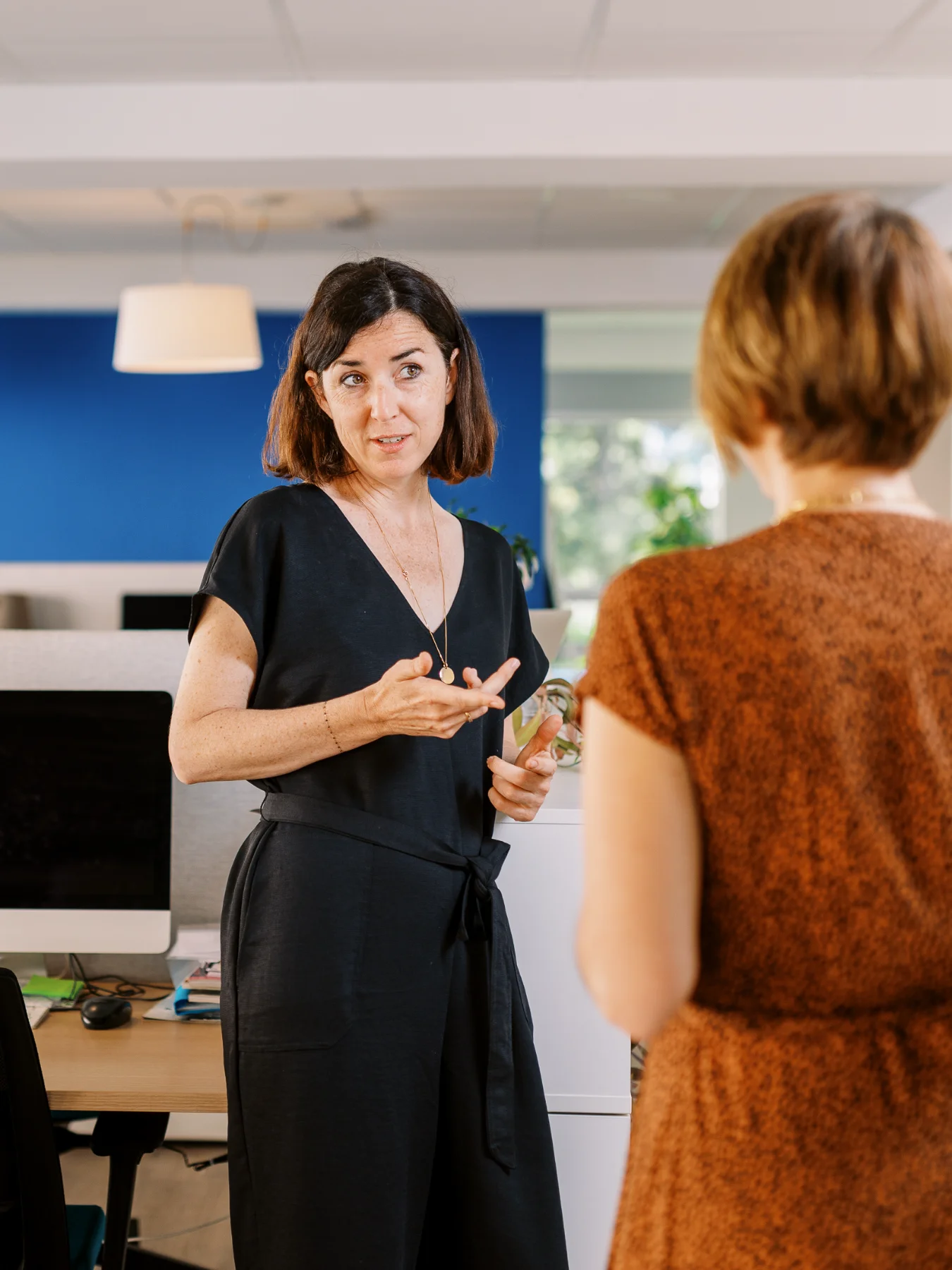 Échange professionnel entre collègues capturé par un photographe entreprise Lyon dans un espace de coworking.
