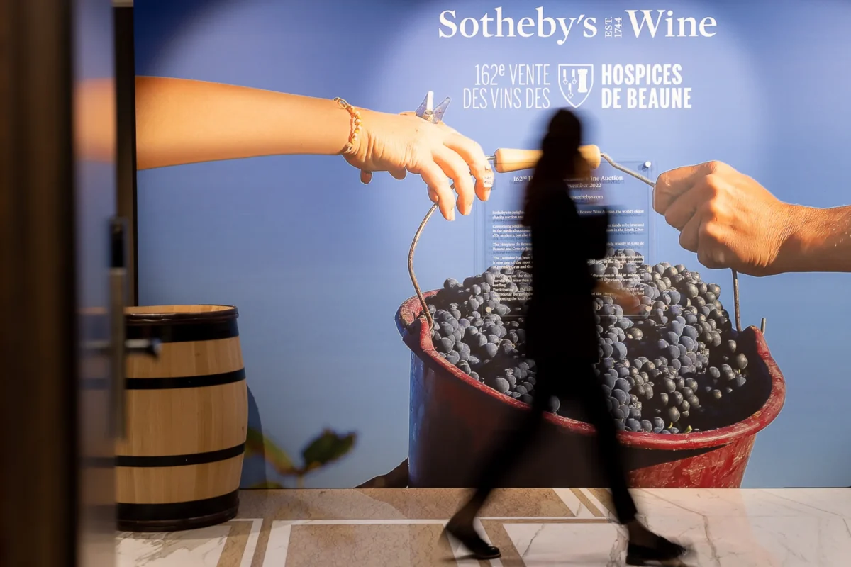 Reportage d'un photographe corporate Lyon montrant une silhouette floue devant l'affiche des Hospices de Beaune.