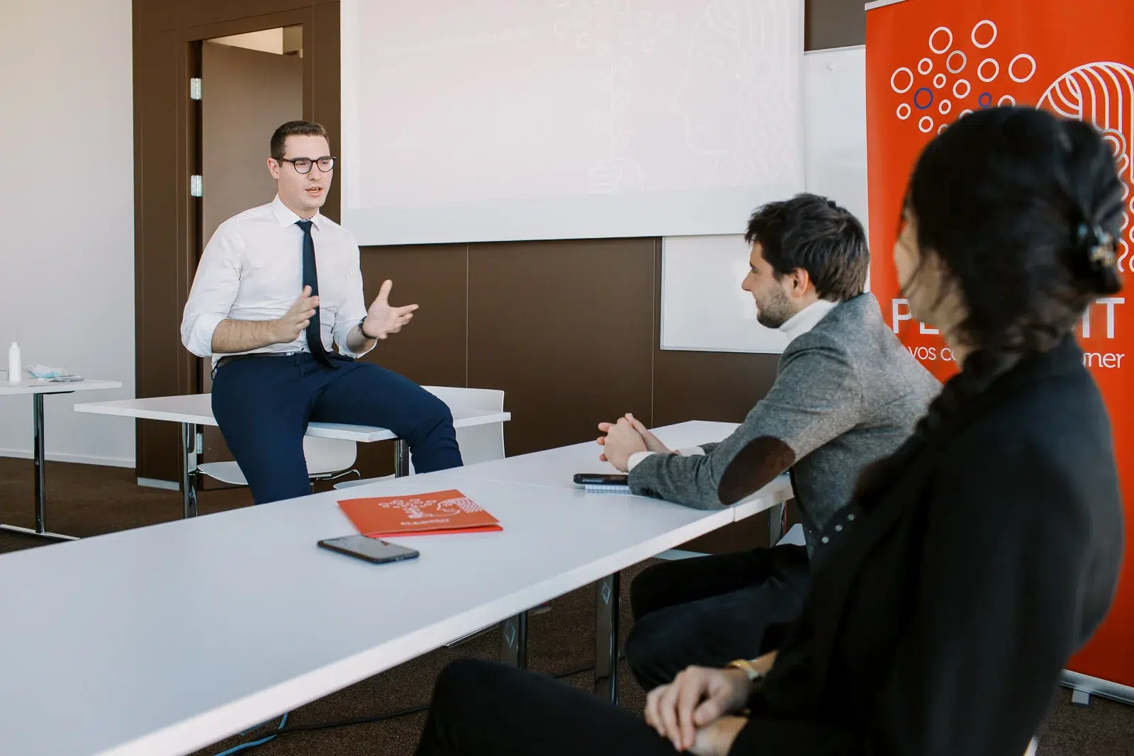 Séance de coaching en entreprise immortalisée par un photographe corporate Lyon en lumière naturelle.