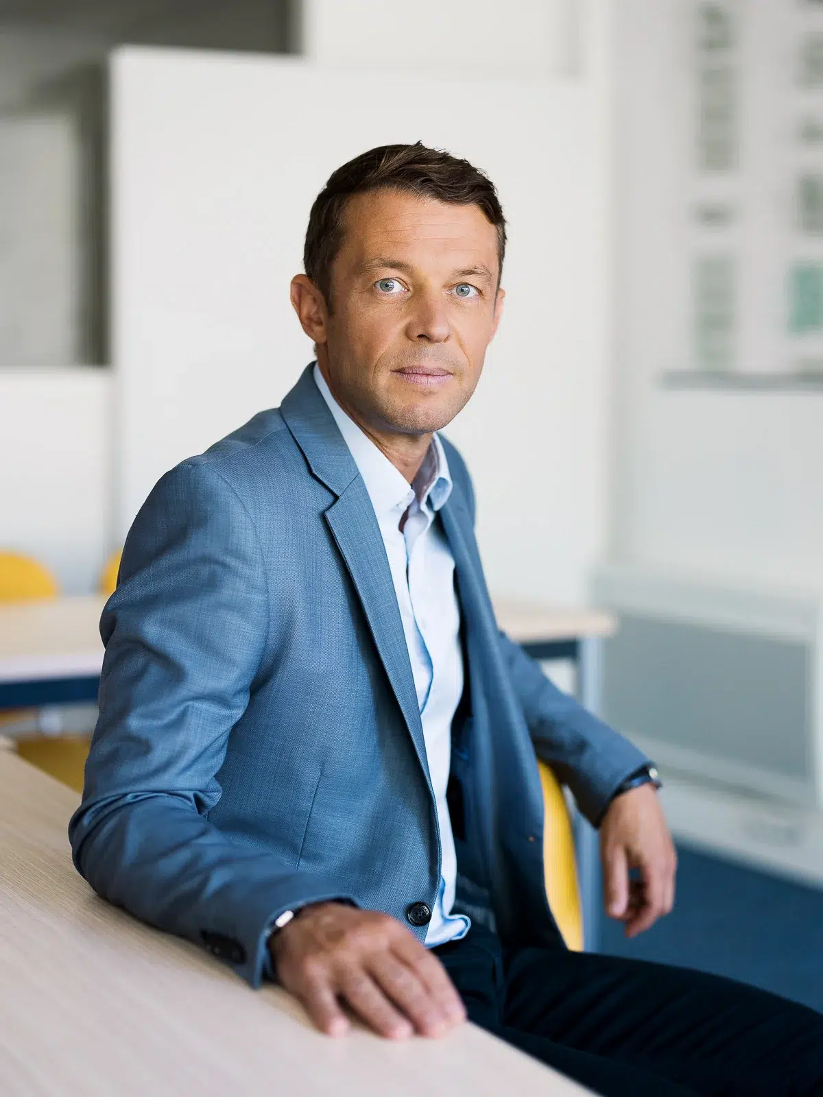 Portrait de dirigeant en costume bleu, une réalisation signée photographe corporate Lyon.