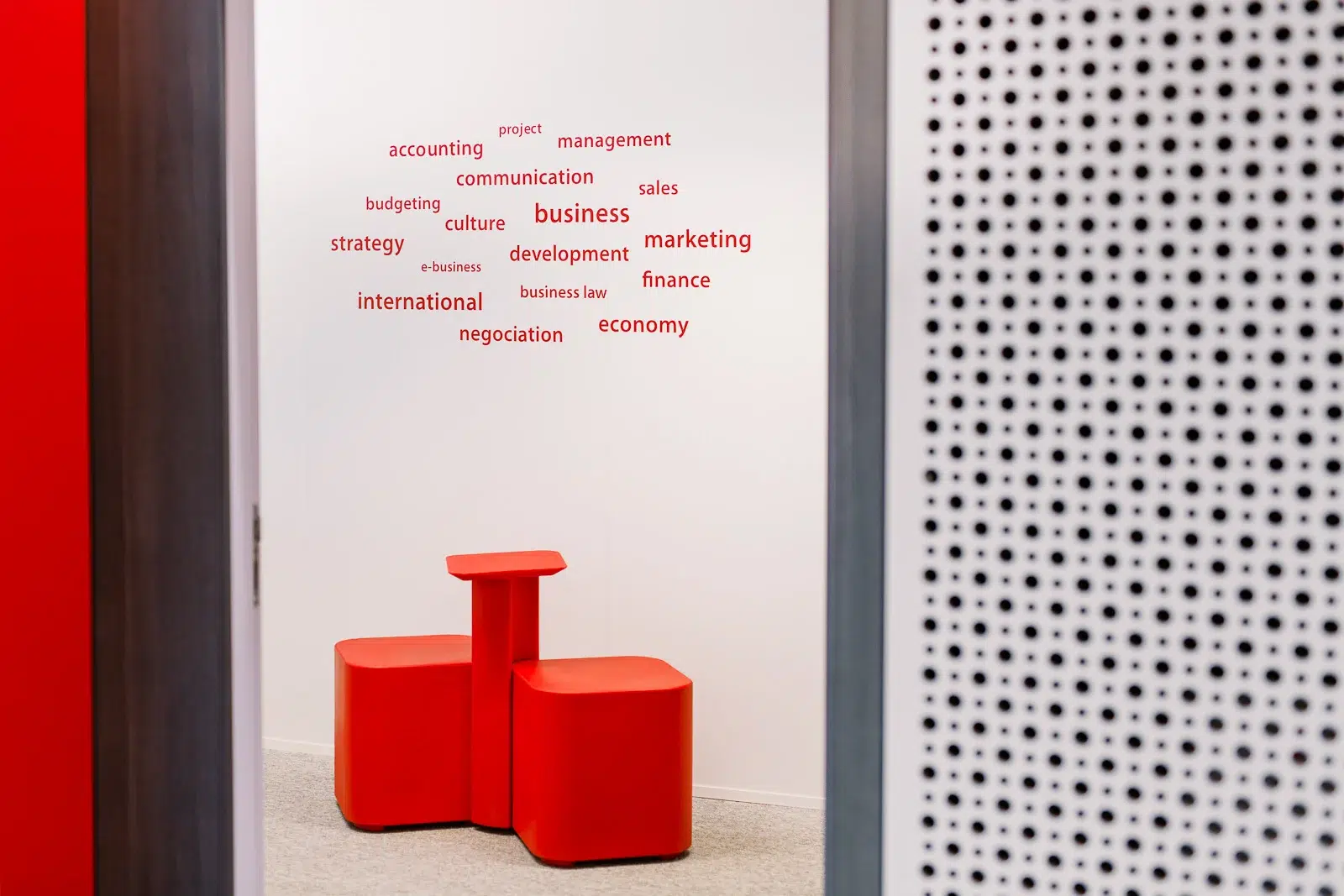 Espace de coworking design avec mur de mots-clés, photographié par un photographe corporate Lyon.