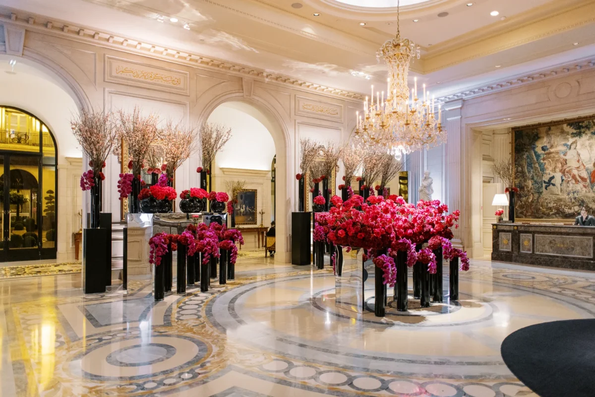 Photographe événementiel Lyon documentant le hall fleuri du Four Seasons George V.