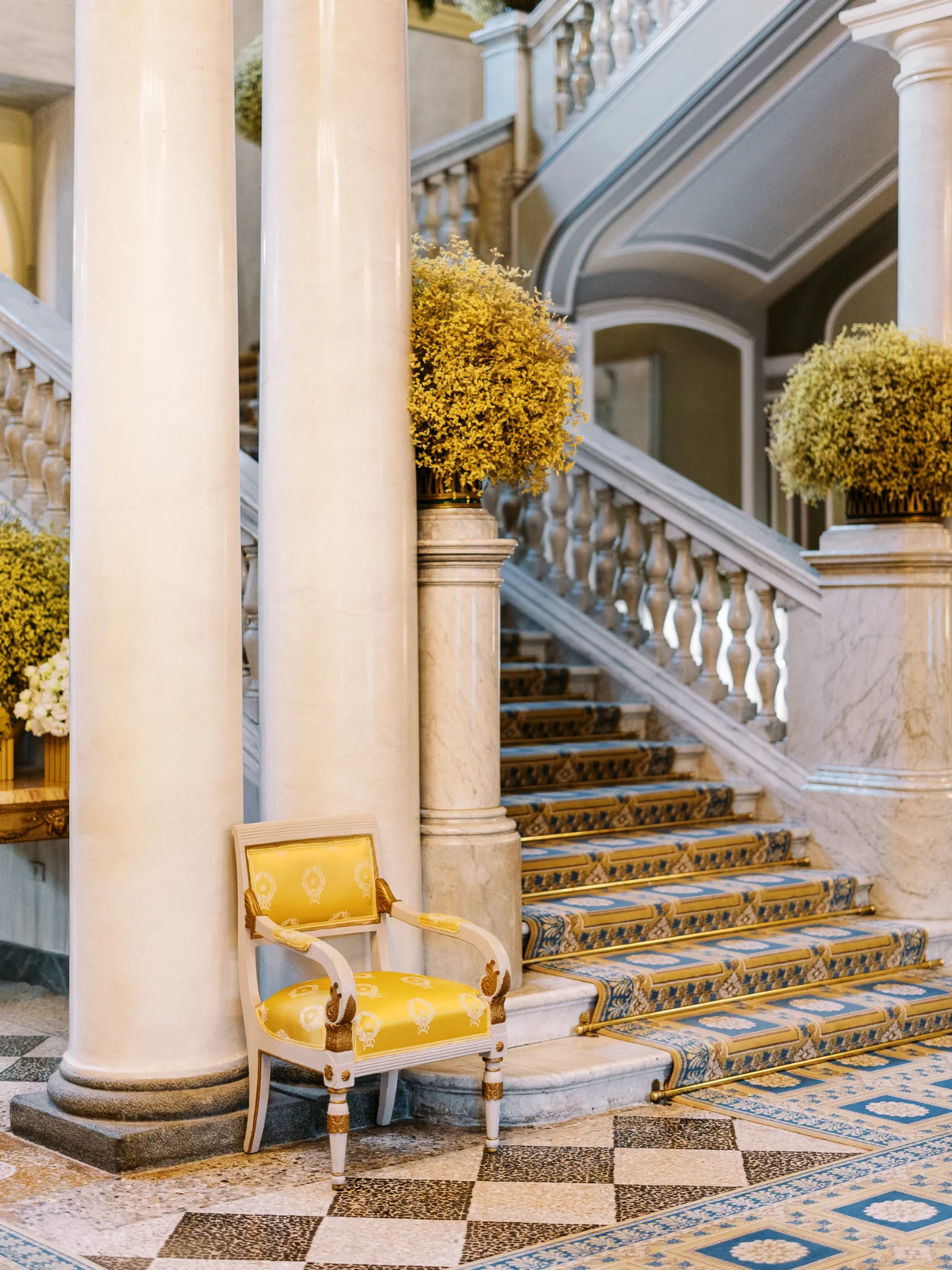 Escalier monumental de la Villa d'Este capturé par un photographe événementiel Lyon, décor floral jaune et marbre.