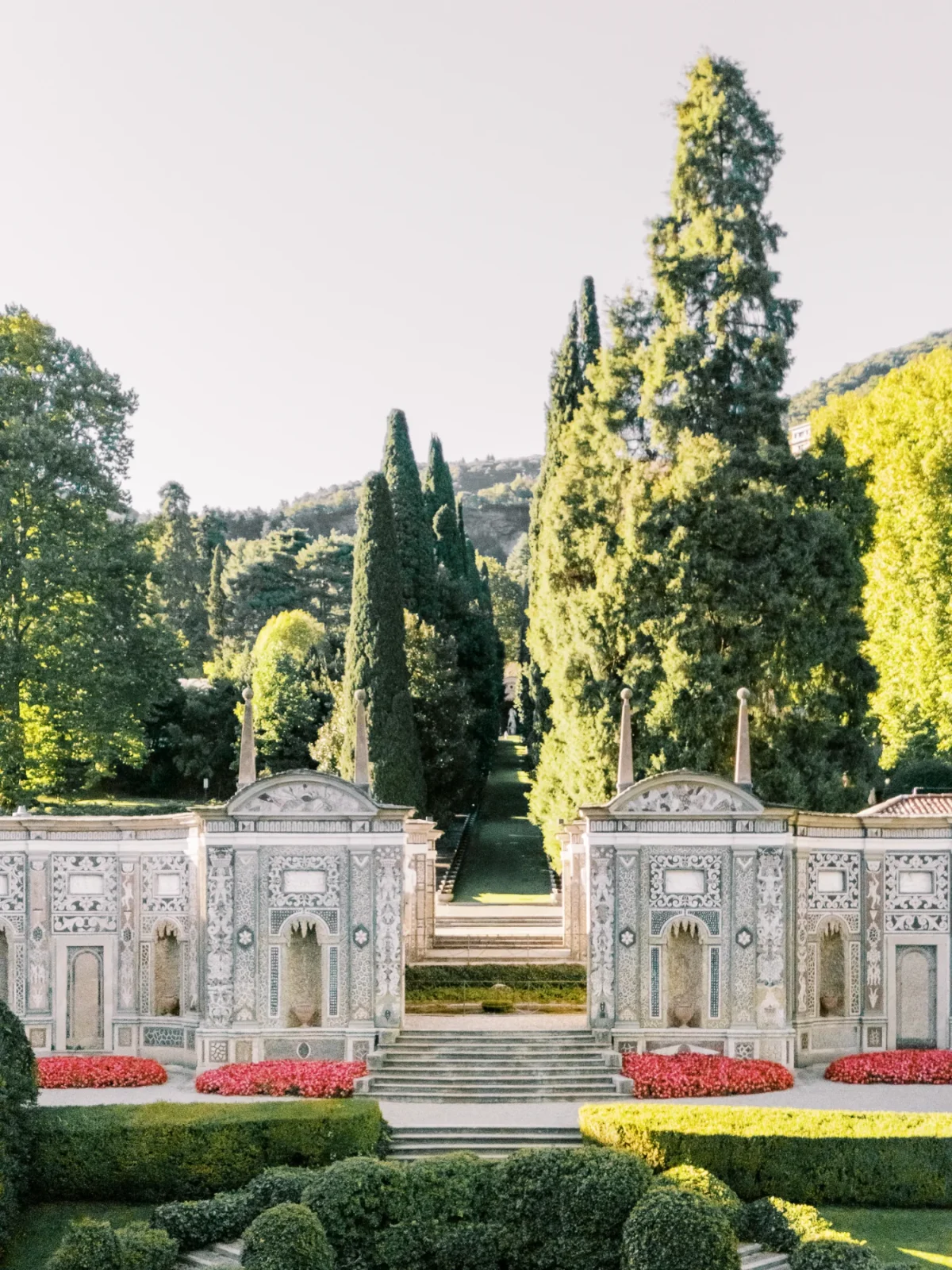 Photographe événement à Lyon immortalisant l'entrée monumentale d'un jardin à l'italienne.
