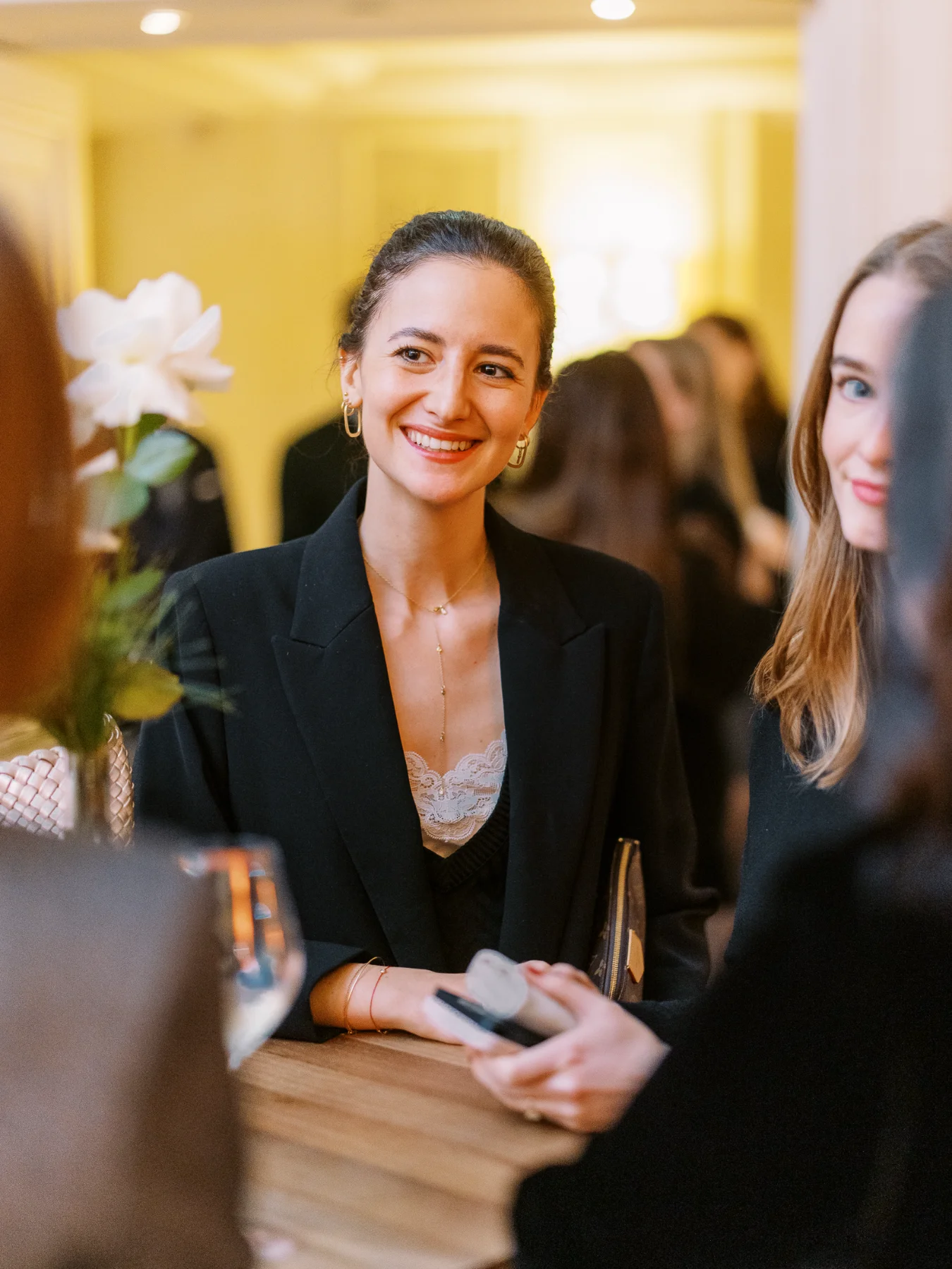 Portrait d'une femme souriante lors de photos événements Lyon dans un cadre élégant et lumineux.