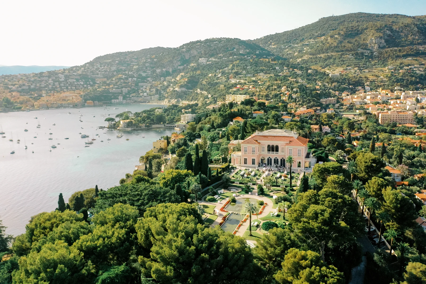 Entre mer et jardins, cette villa emblématique de la Côte d'Azur offre un cadre idyllique pour des moments d'exception.