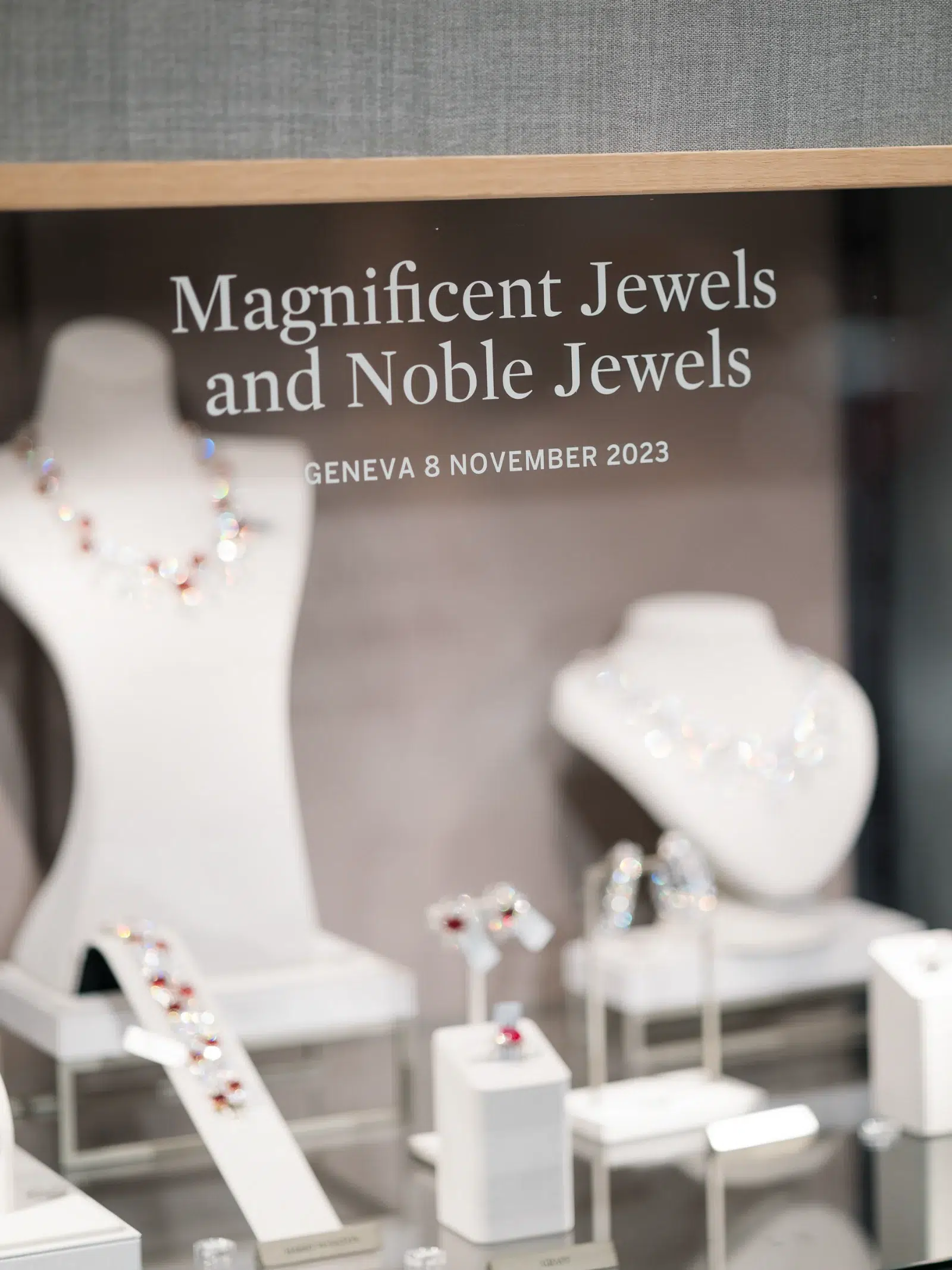 Vitrine Magnificent Jewels photographiée par un Photographe event Lyon mettant en valeur des colliers de diamants.