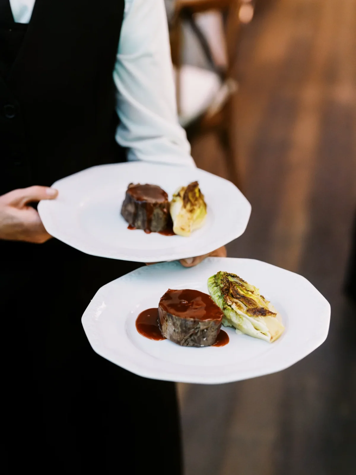 Serveur présentant des plats gastronomiques lors de photos événements Lyon en intérieur.