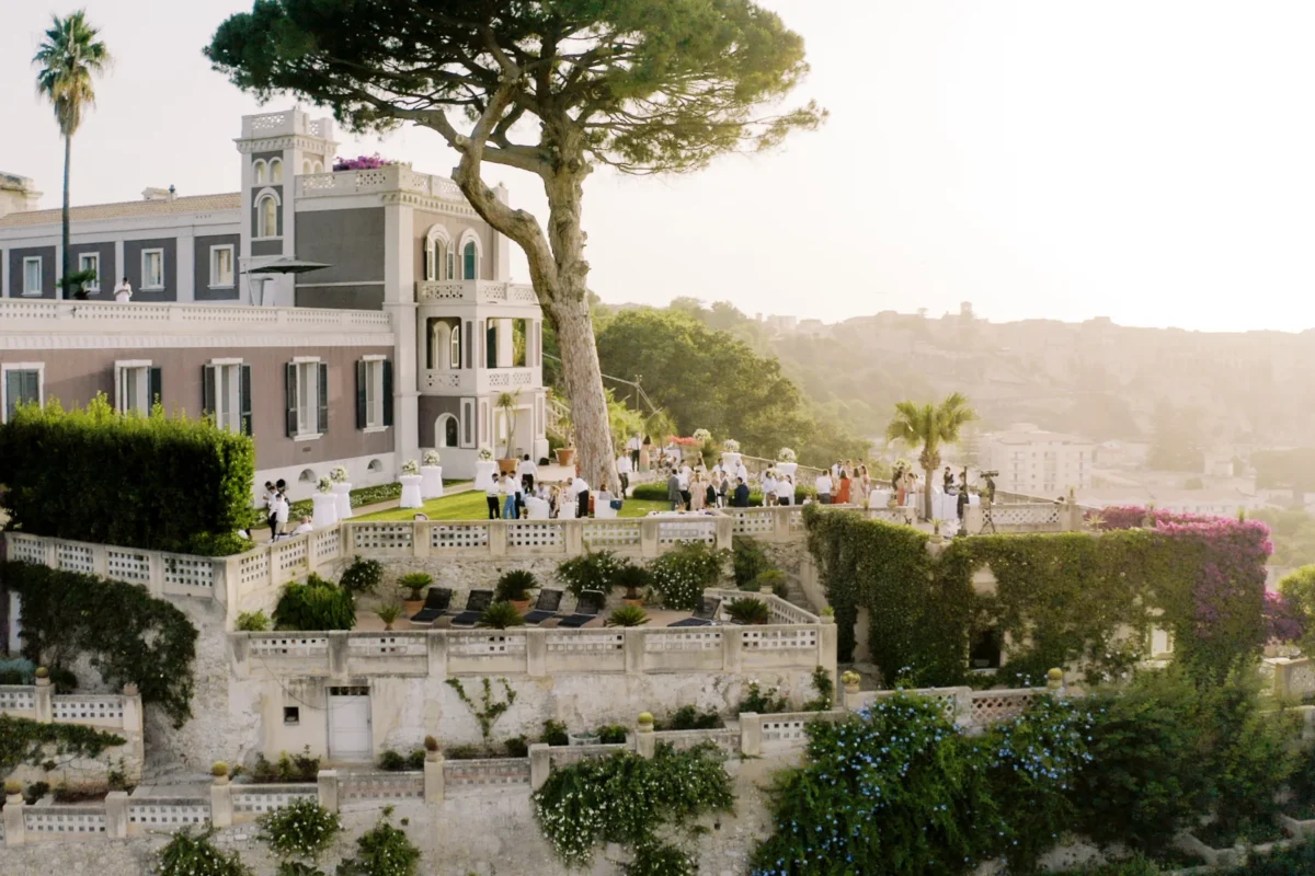 Vue aérienne d'une villa de luxe par un photographe événement Lyon lors d'une réception sur la Riviera.