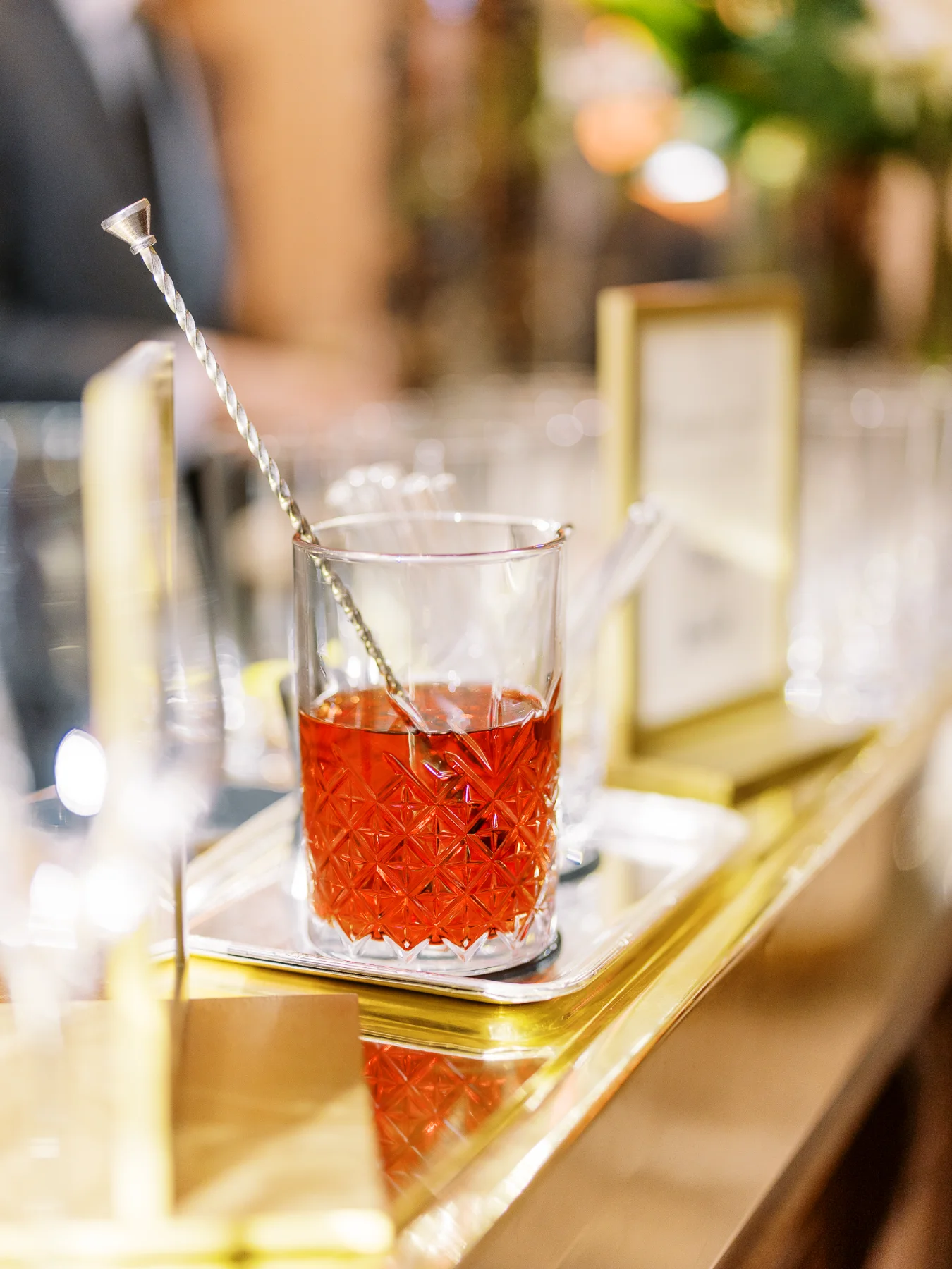 Photographe événementiel Lyon en gros plan sur un cocktail Negroni au bar.