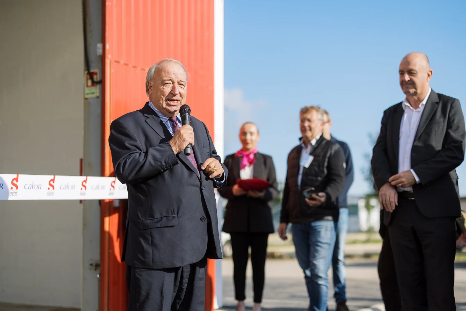 Moment solennel du discours inaugural devant le ruban de la marque Calor.