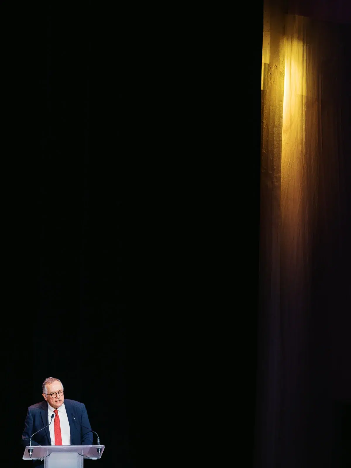 Conférencier mis en lumière capturé pour des photos événement Lyon avec un fort contraste théâtral.