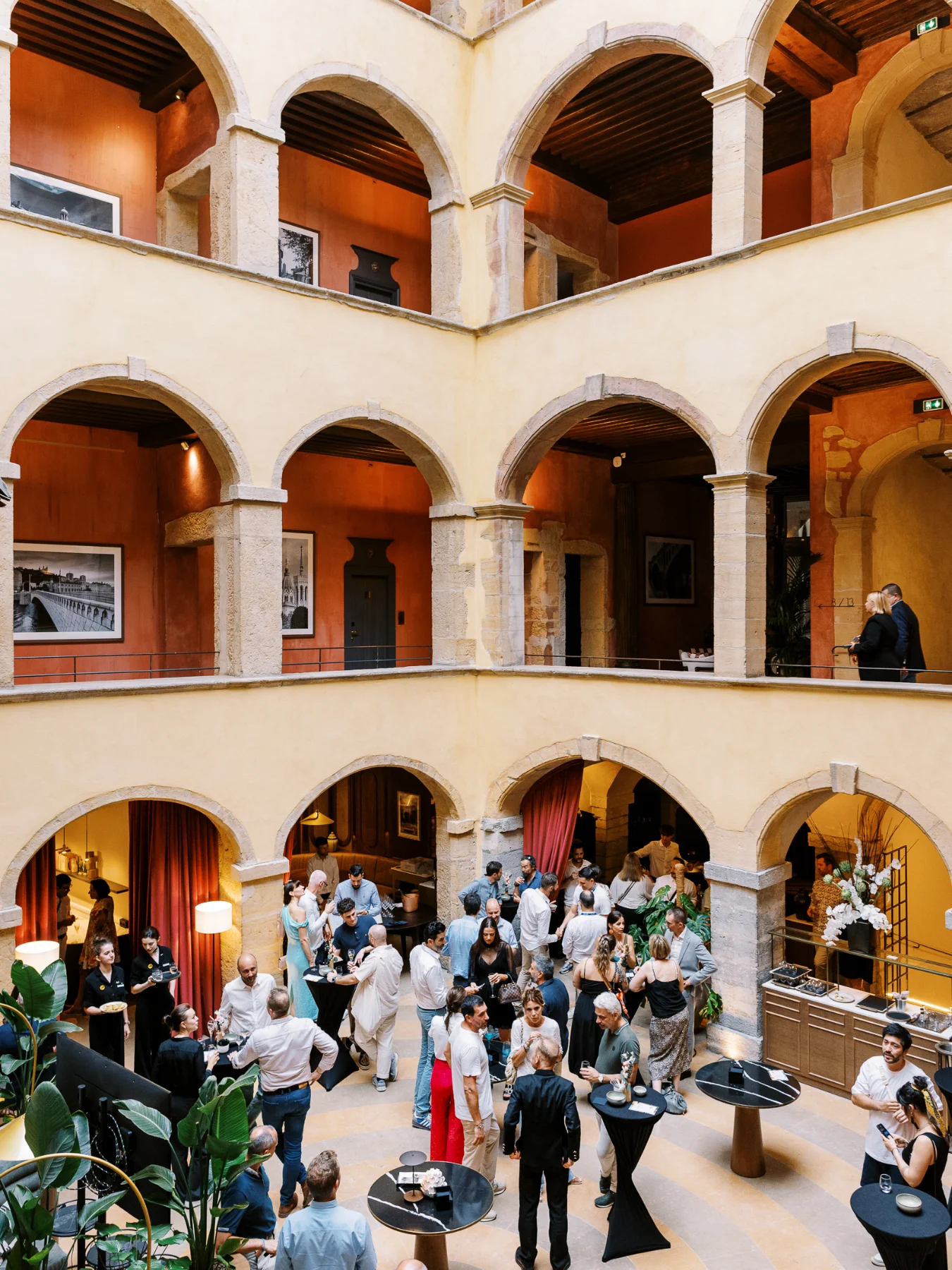 Photographe événementiel Lyon couvrant une réception dans la cour de la Cour des Loges.