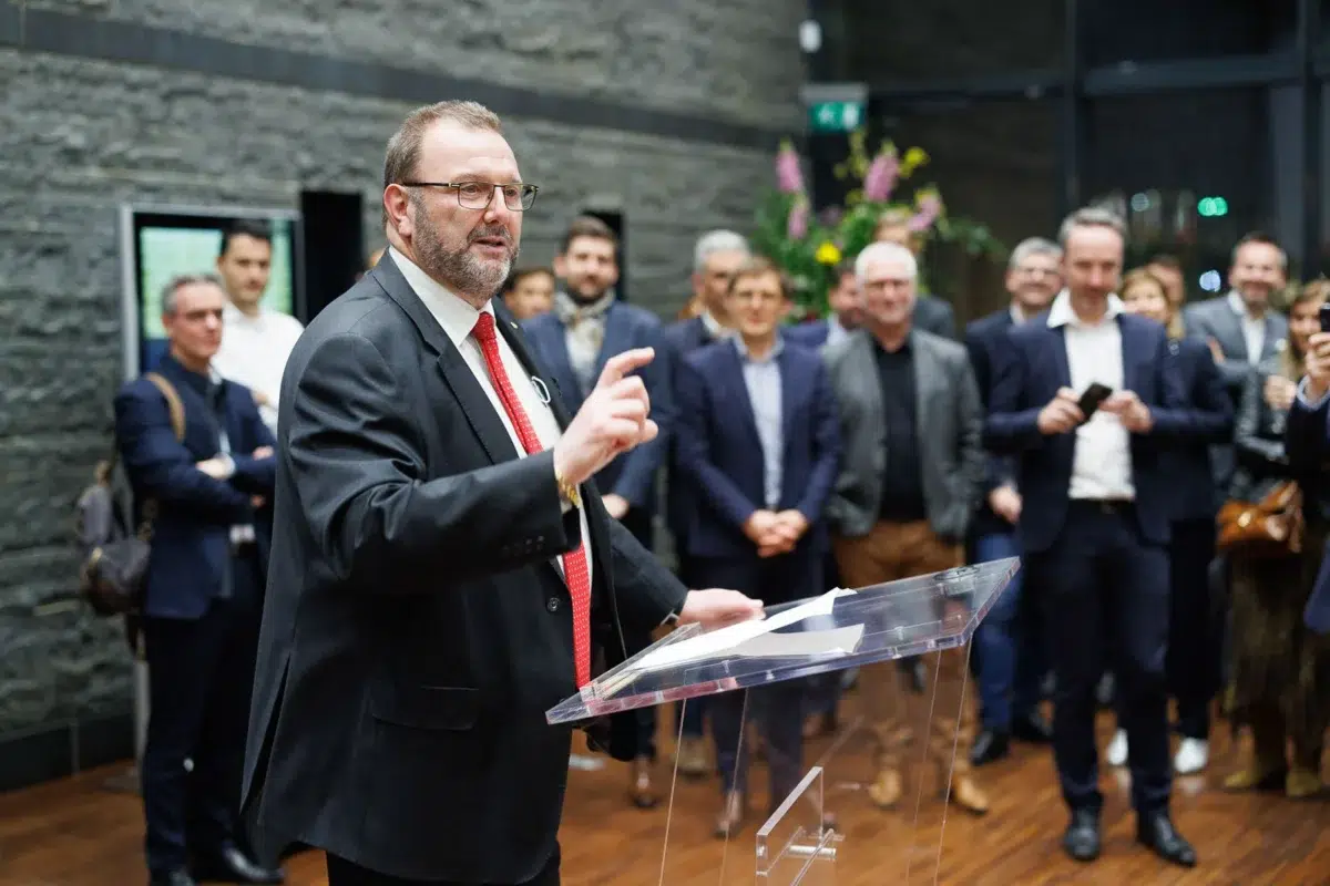 Photographe événementiel Lyon : un homme en costume prononce un discours devant un public attentif lors d'une réception.
