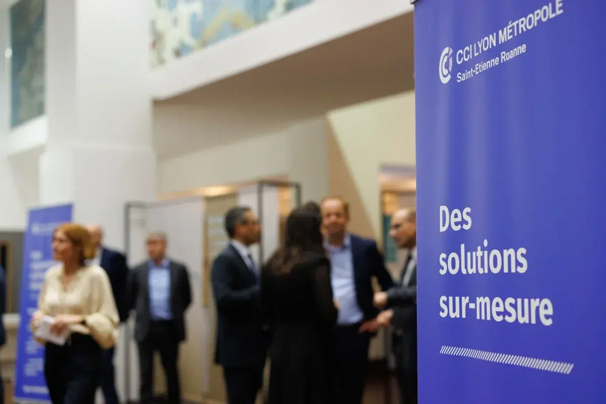 Photographe événementiel Lyon : groupe de personnes discutant lors d'un événement professionnel organisé par la CCI.