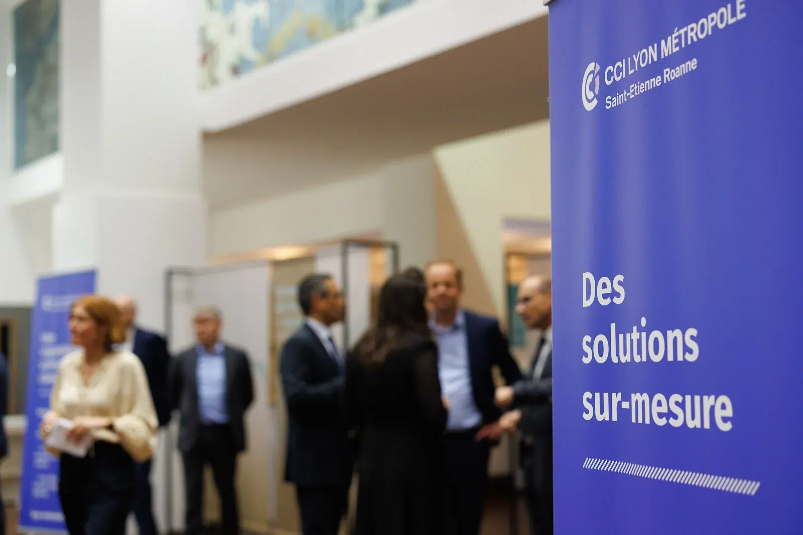 Photographe événementiel Lyon : groupe de personnes discutant lors d'un événement professionnel organisé par la CCI.