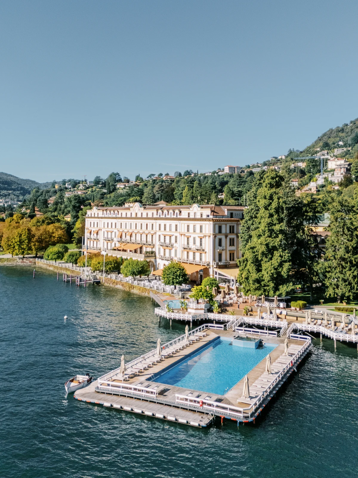 Vue aérienne du Grand Hotel Tremezzo par un photographe architecture Lyon au bord du lac de Côme.
