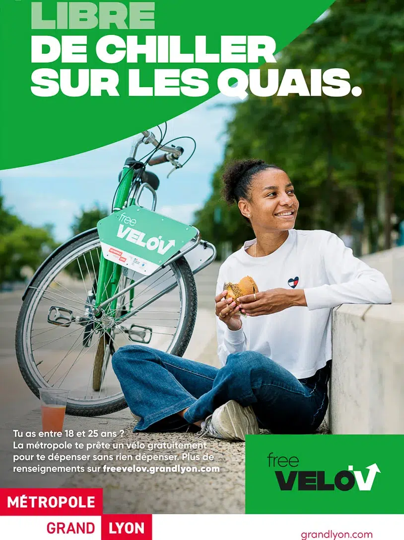 Jeune femme avec un vélo Free Vélo'v sur les quais du Rhône, capturée par un Photographe Lyon.