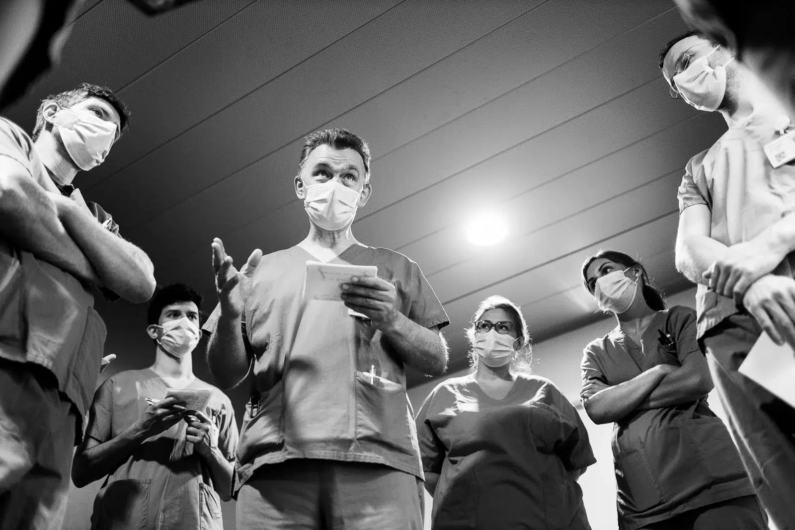 Photo reportage Rhône Alpes : Réunion d'une équipe médicale en tenue de bloc opératoire.