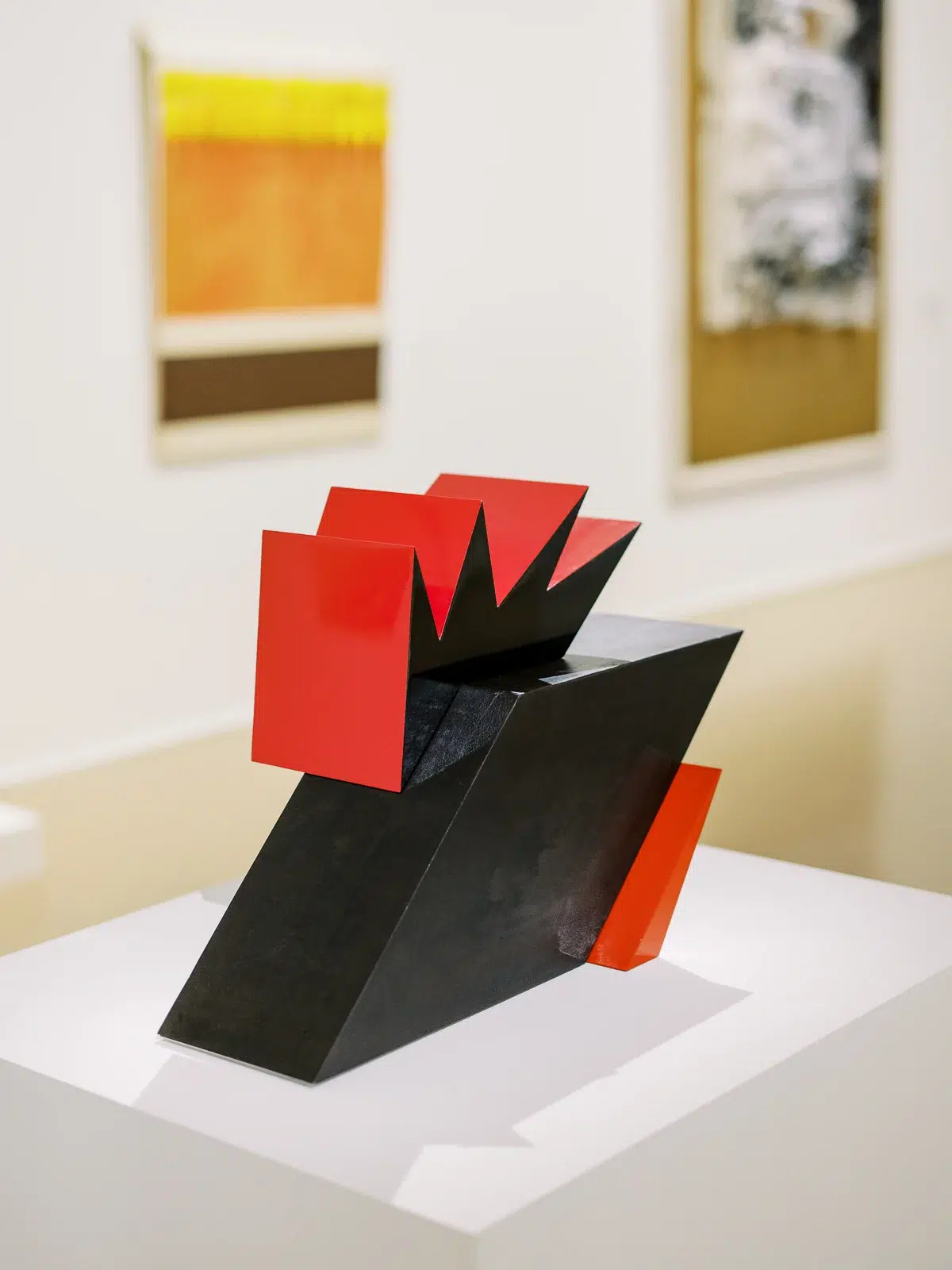 Photographe architecture Lyon immortalisant une œuvre d'art moderne rouge et noire.