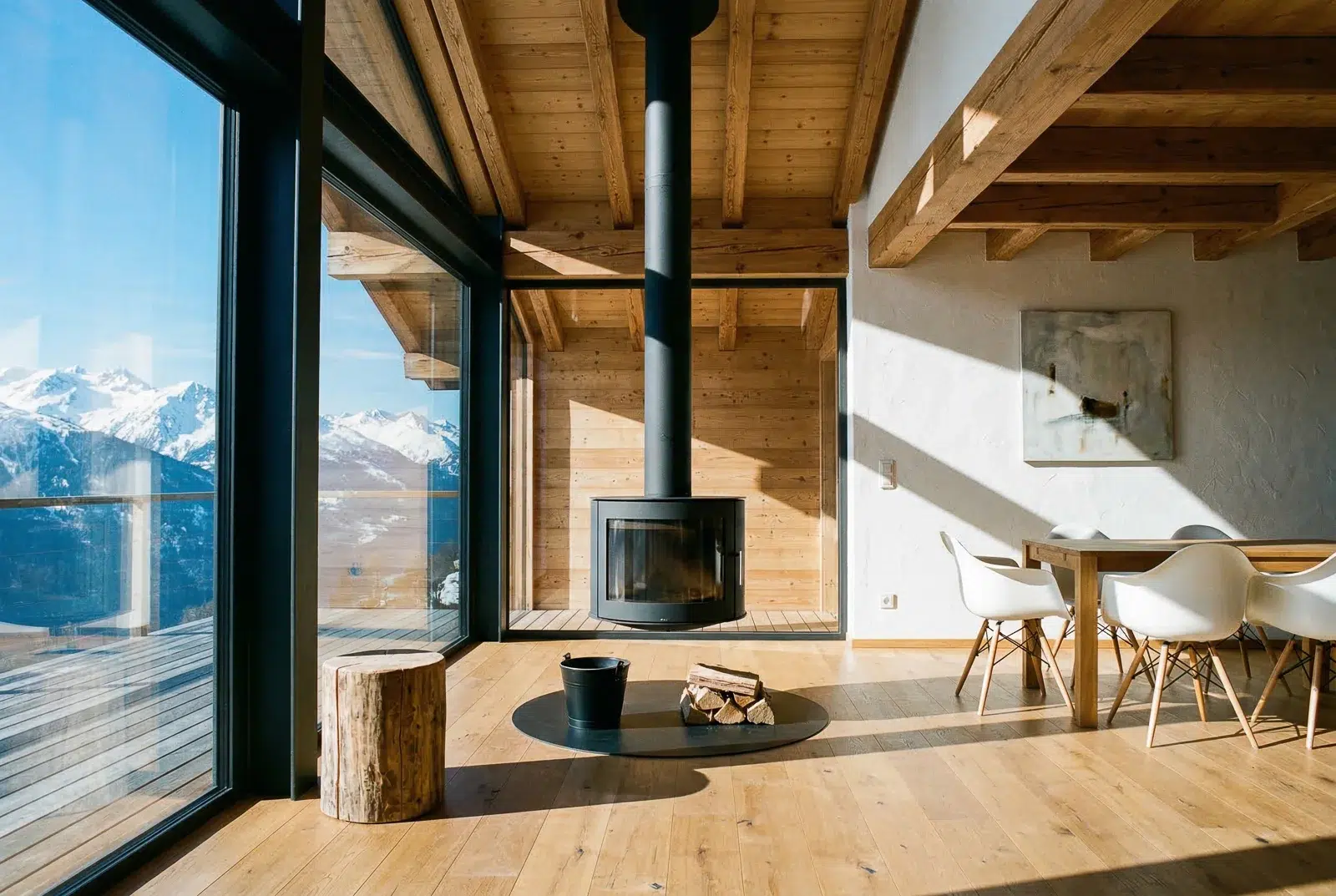Photographe archi Lyon d'un intérieur de chalet avec vue panoramique sur les sommets.