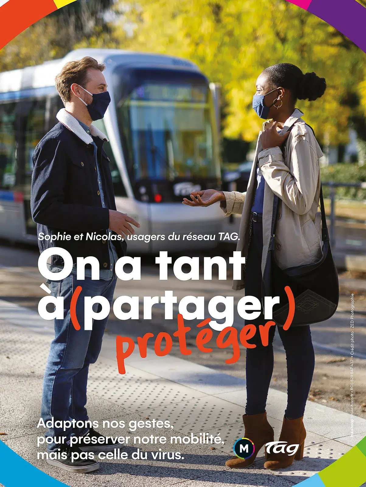Deux usagers masqués discutant sur un quai de tramway, photo pub Lyon pour TAG.