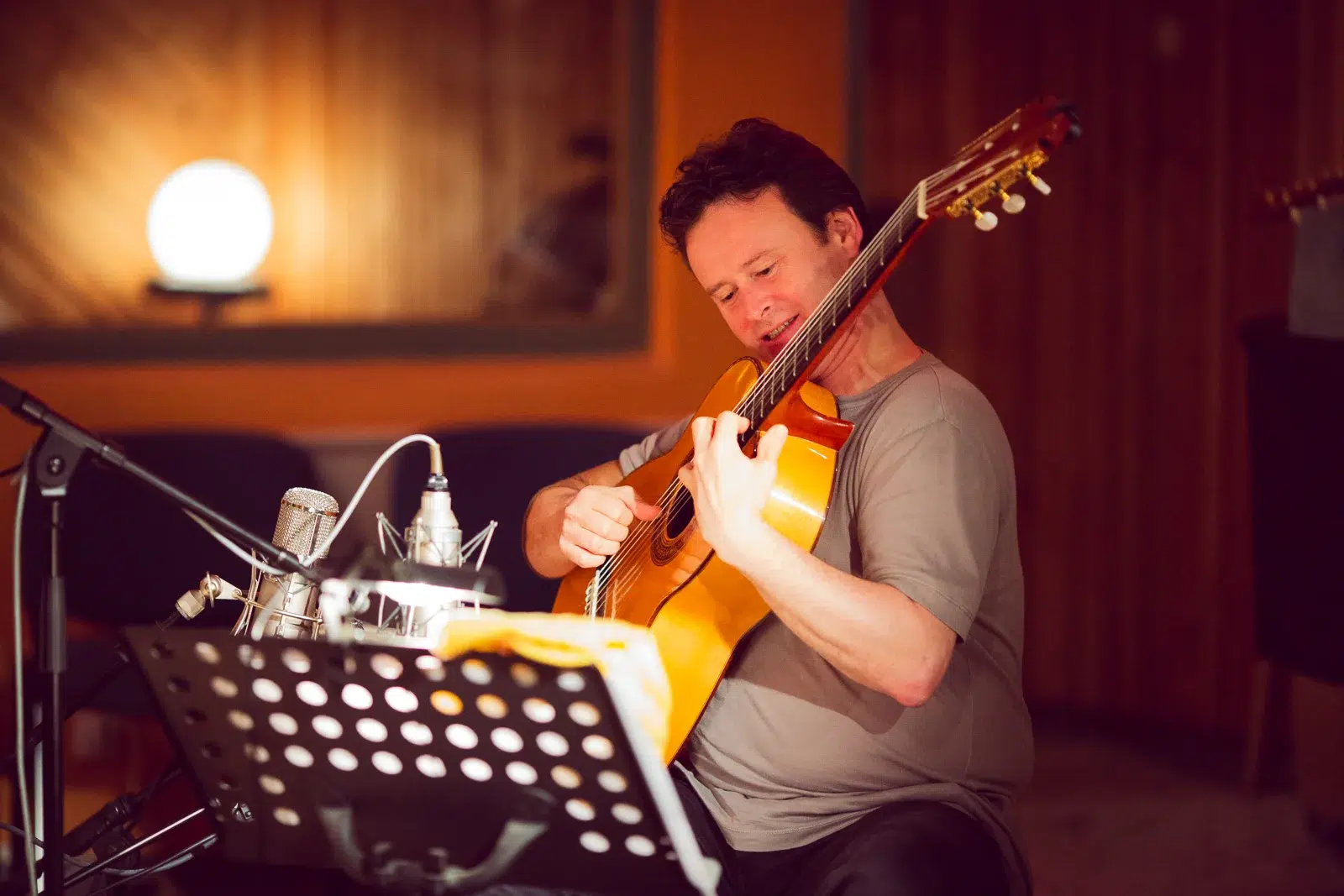 Photo reportage Rhône Alpes : Sylvain Luc, Guitariste Jazz en plein enregistrement dans un studio.