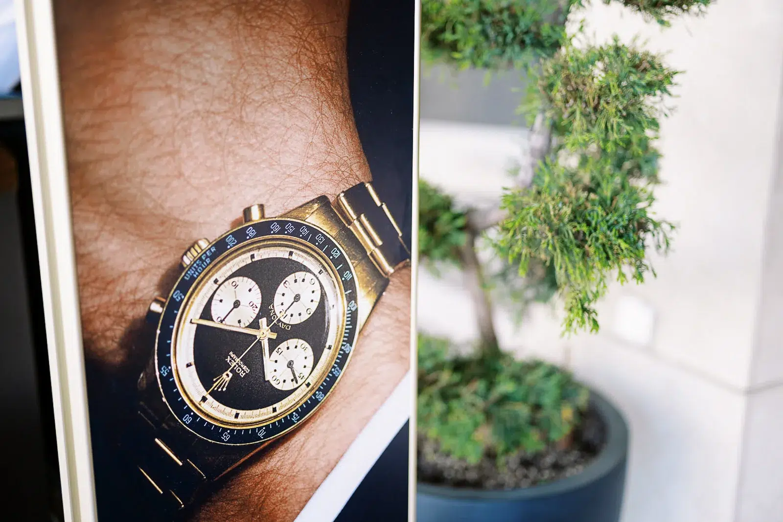 Gros plan d'une montre Rolex au poignet, réalisé par un photographe publicitaire Lyon.