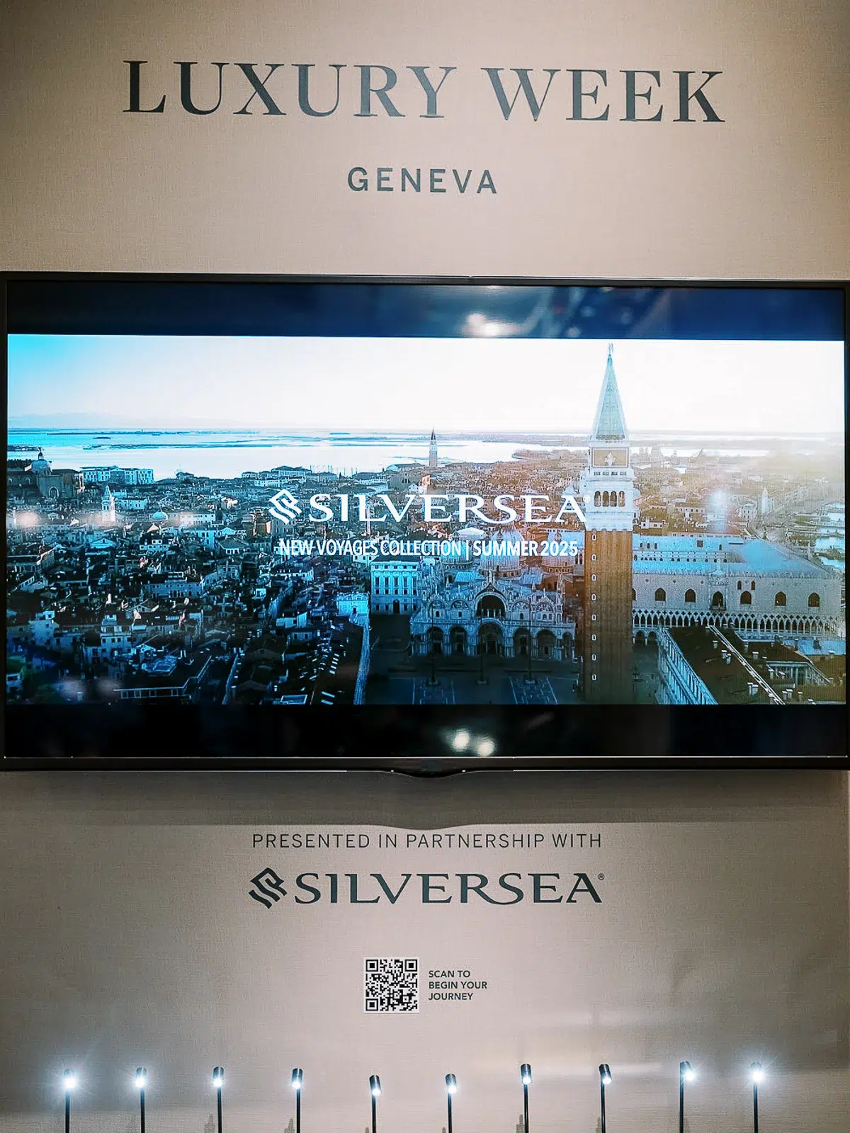 Photographe reportage Lyon : Écran d'affichage présentant la collection de voyages Silversea.