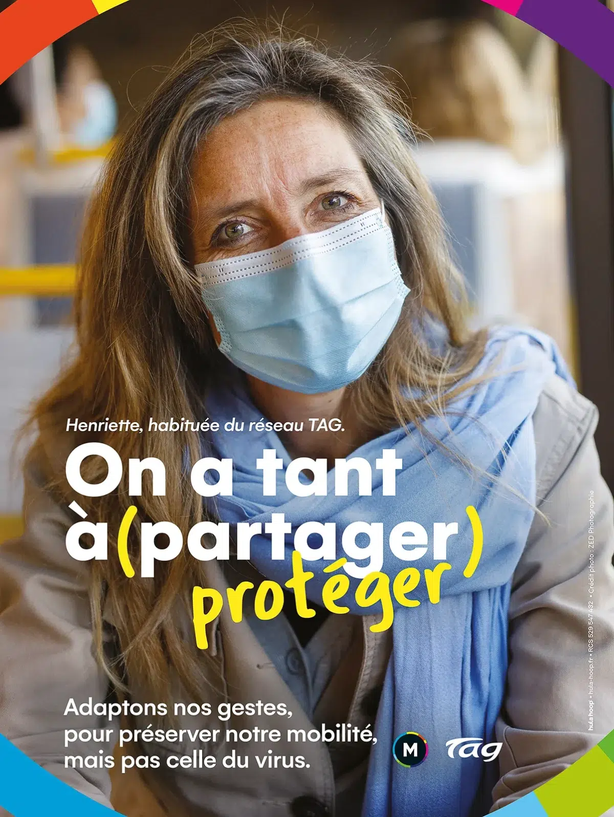 Femme masquée dans un bus, photo publicitaire Lyon pour le réseau TAG.