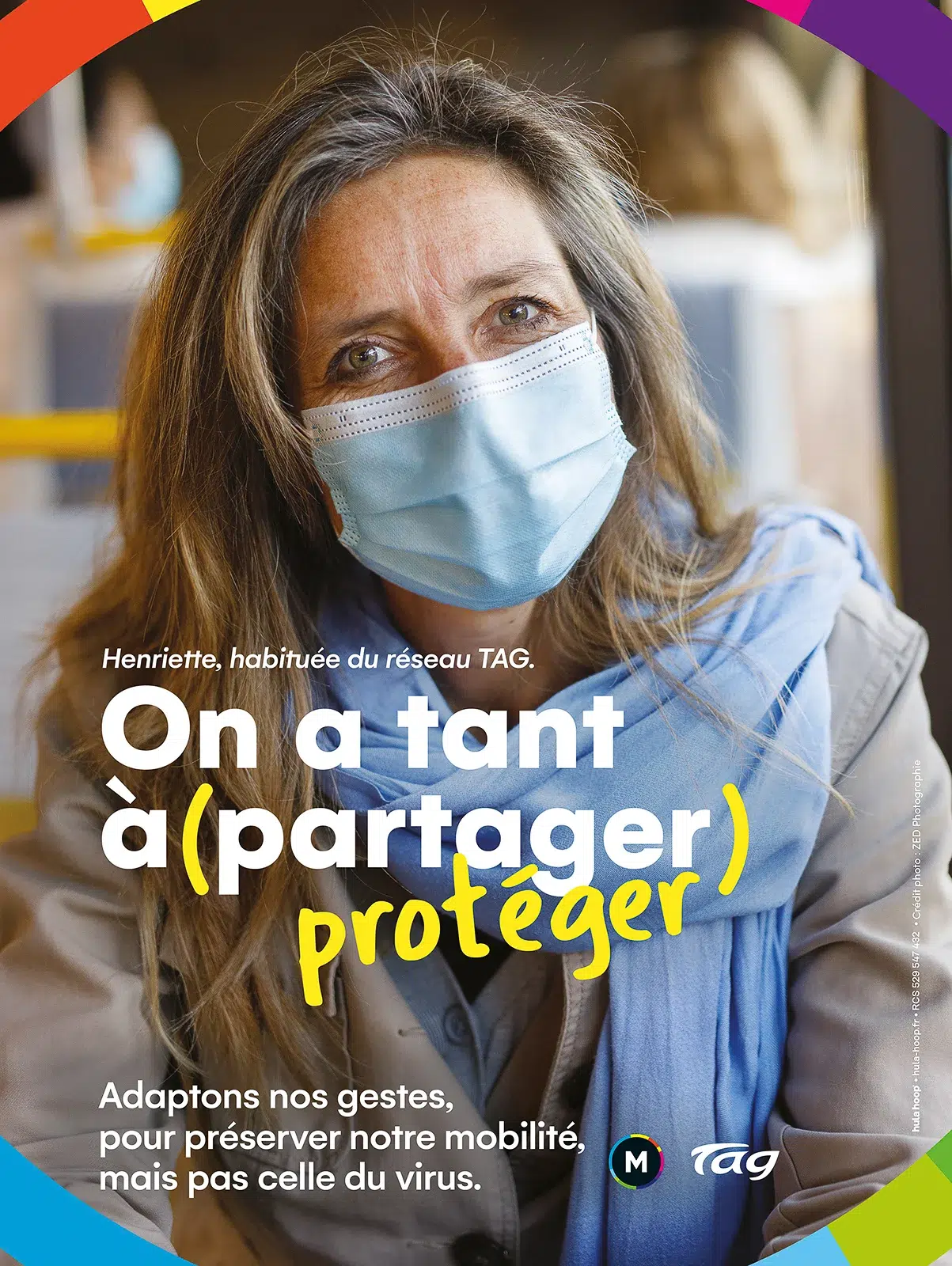 Femme masquée dans un bus, photo publicitaire Lyon pour le réseau TAG.