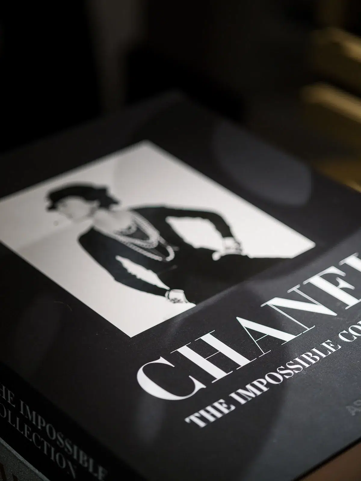 Livre Chanel The Impossible Collection par Assouline, photo publicitaire Lyon.