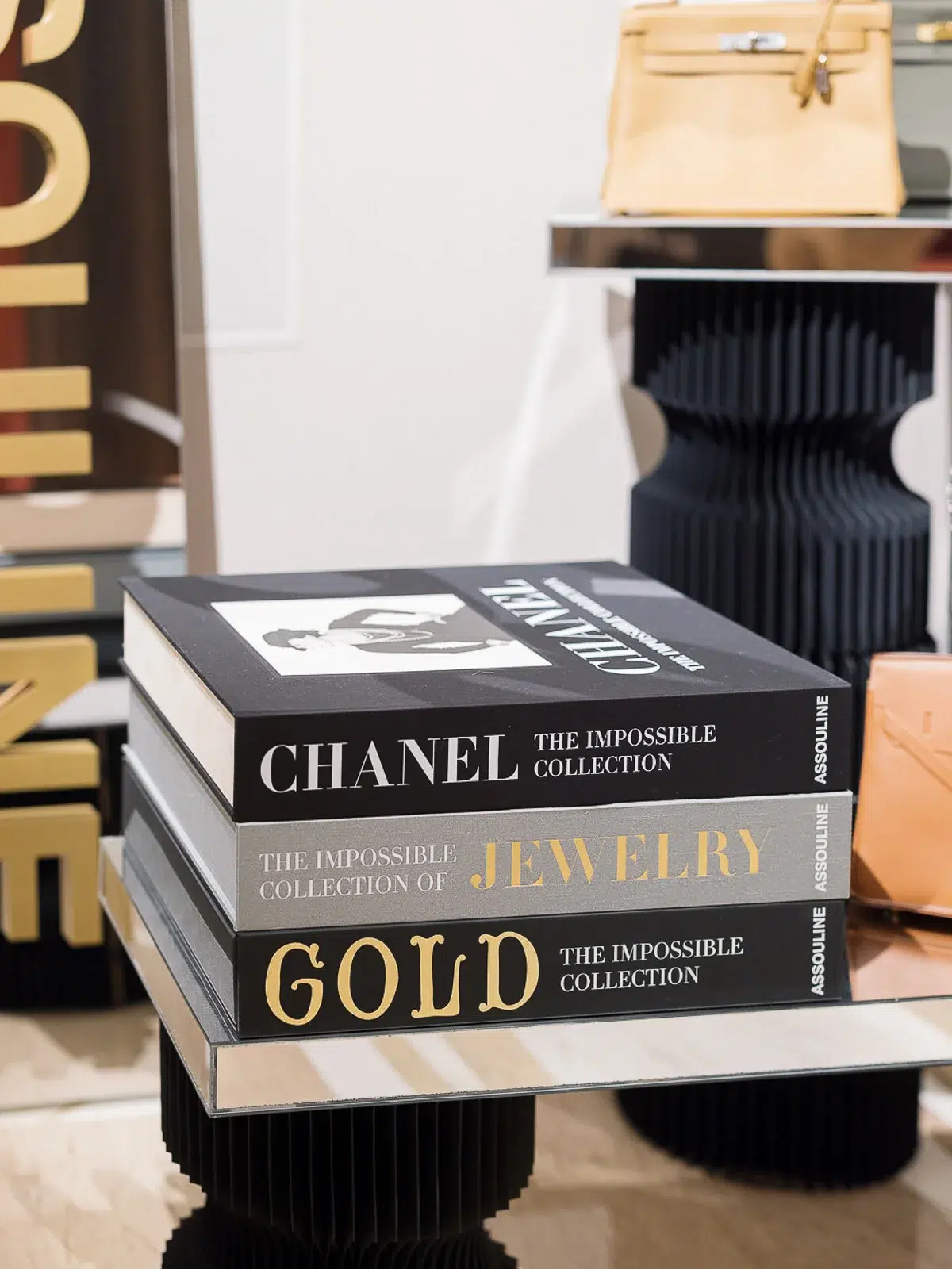 Pile de livres Assouline sur la mode et l'or, photo publicitaire Lyon.
