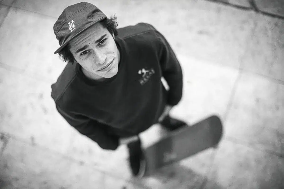 Photographe portrait Lyon : jeune skateur vu de dessus en noir et blanc avec sa planche.