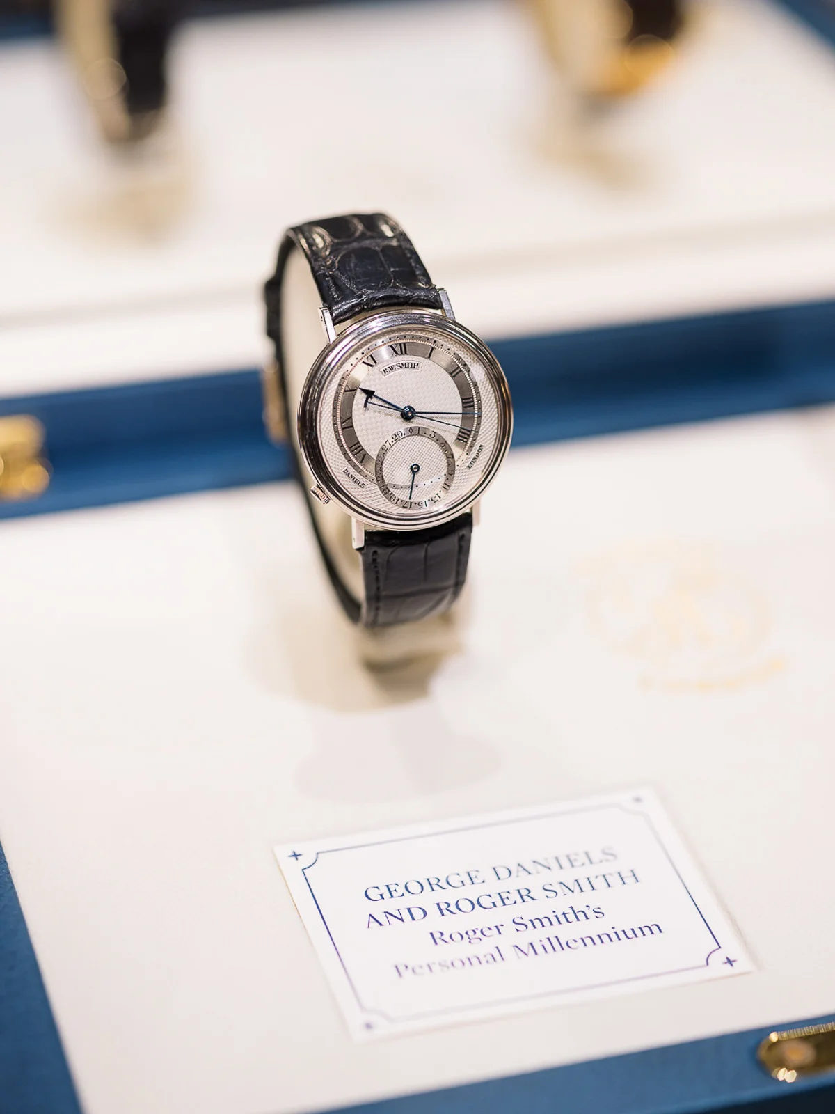 Montre Roger Smith Millennium dans son écrin, photo publicitaire Lyon.