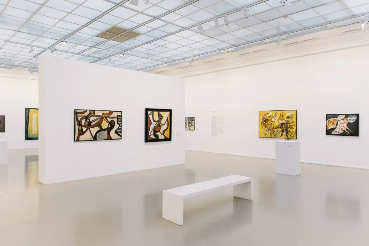 Photo archi Lyon d'une galerie lumineuse présentant des toiles contemporaines.