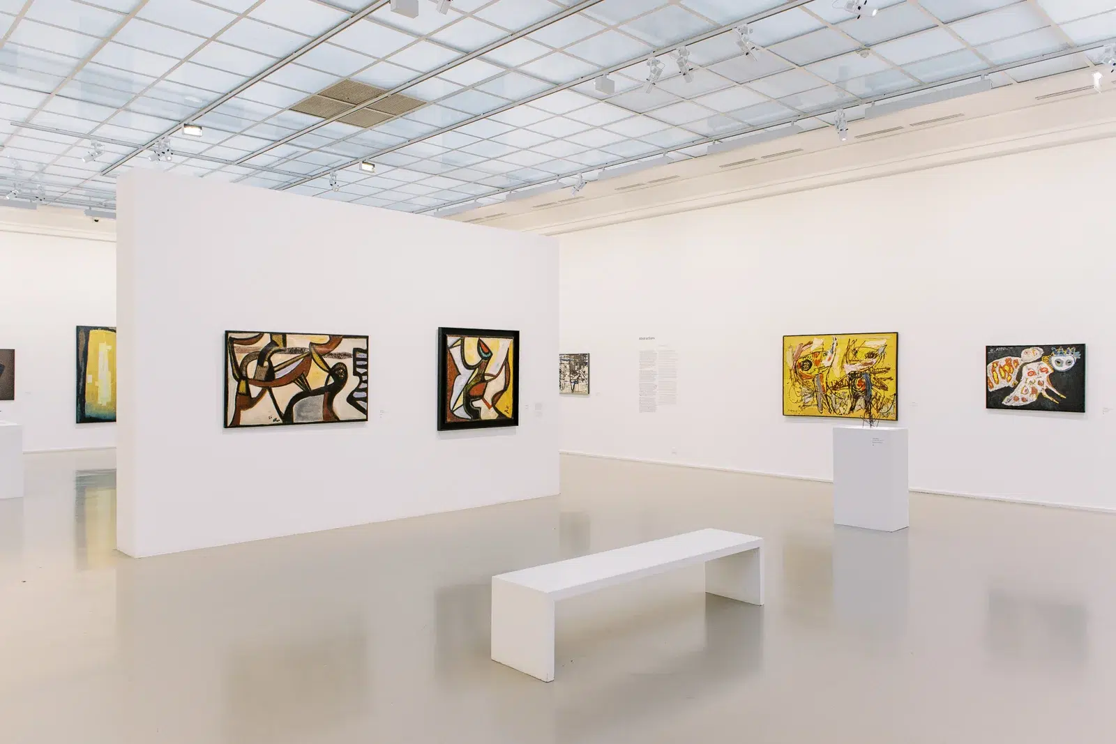 Photo archi Lyon d'une galerie lumineuse présentant des toiles contemporaines.