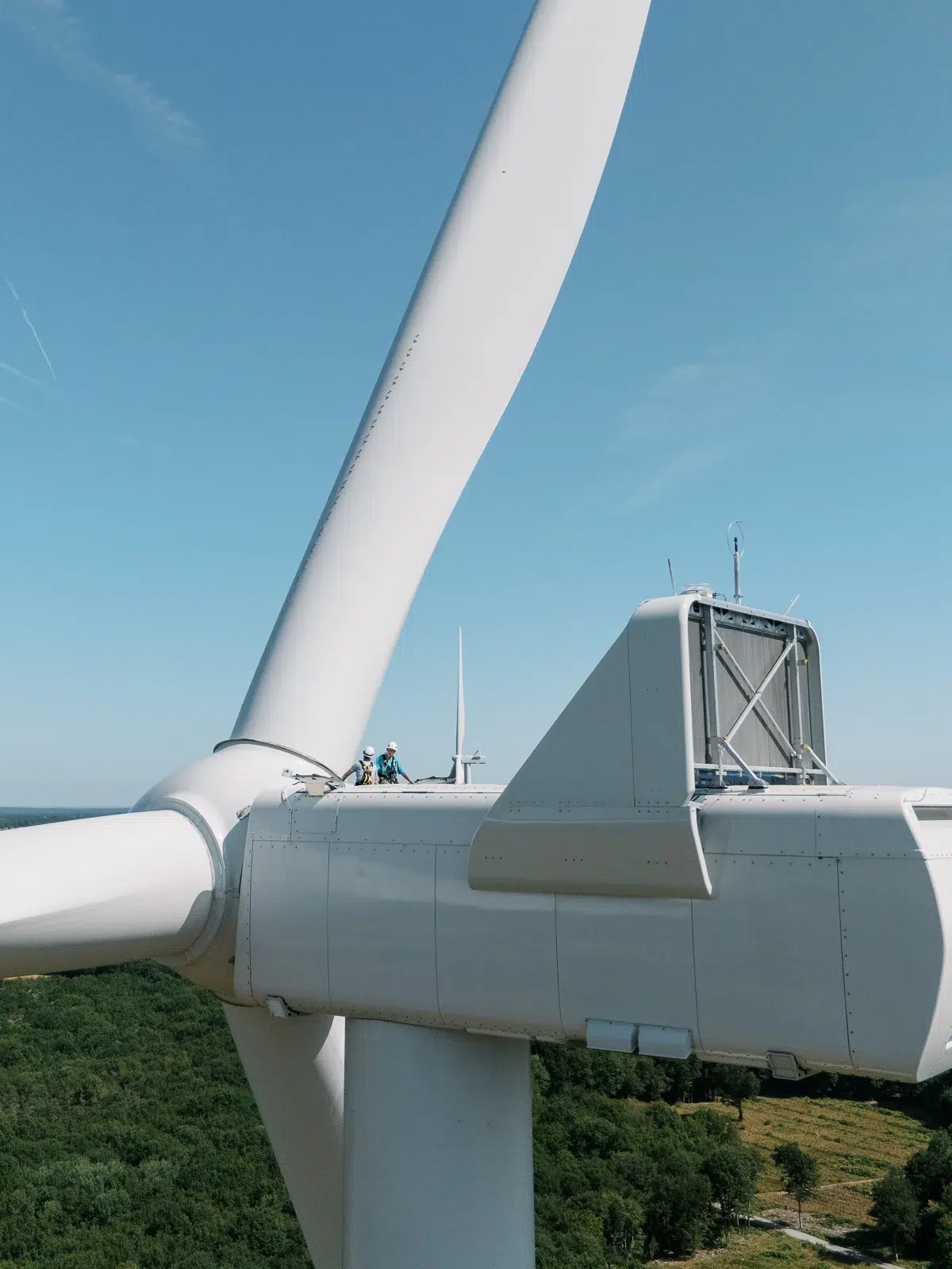 Photographe reportage Lyon : Deux techniciens sur la nacelle d'une éolienne en maintenance.