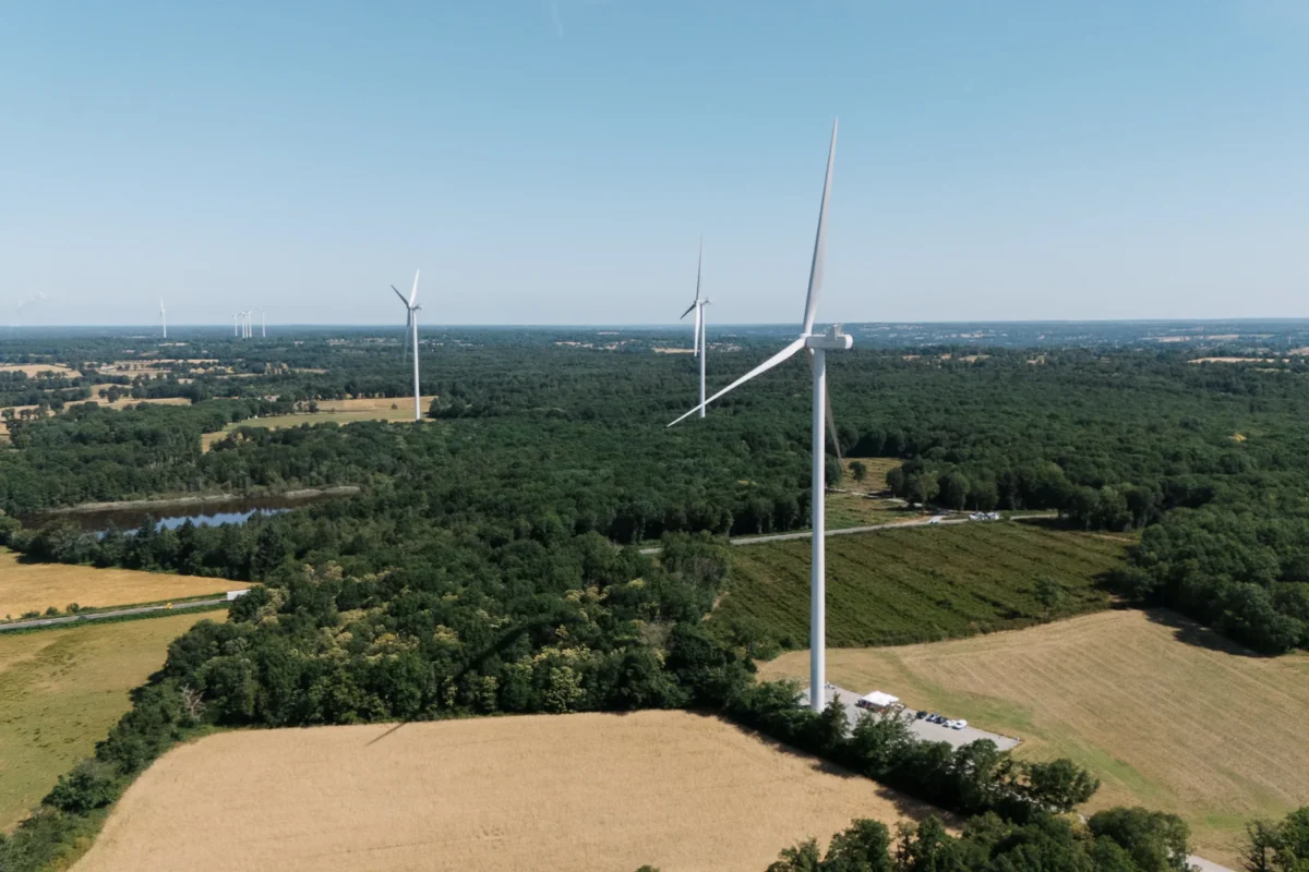Photo reportage Rhône Alpes : Vue aérienne d'un parc éolien dans un paysage de campagne.