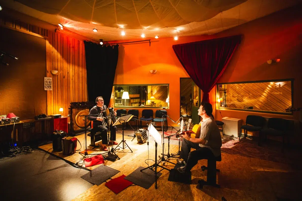 Reportage photo Lyon : Deux musiciens enregistrent en studio, l'un à l'accordéon, Richard Galliano, l'autre à la guitare, Sylvain Luc.