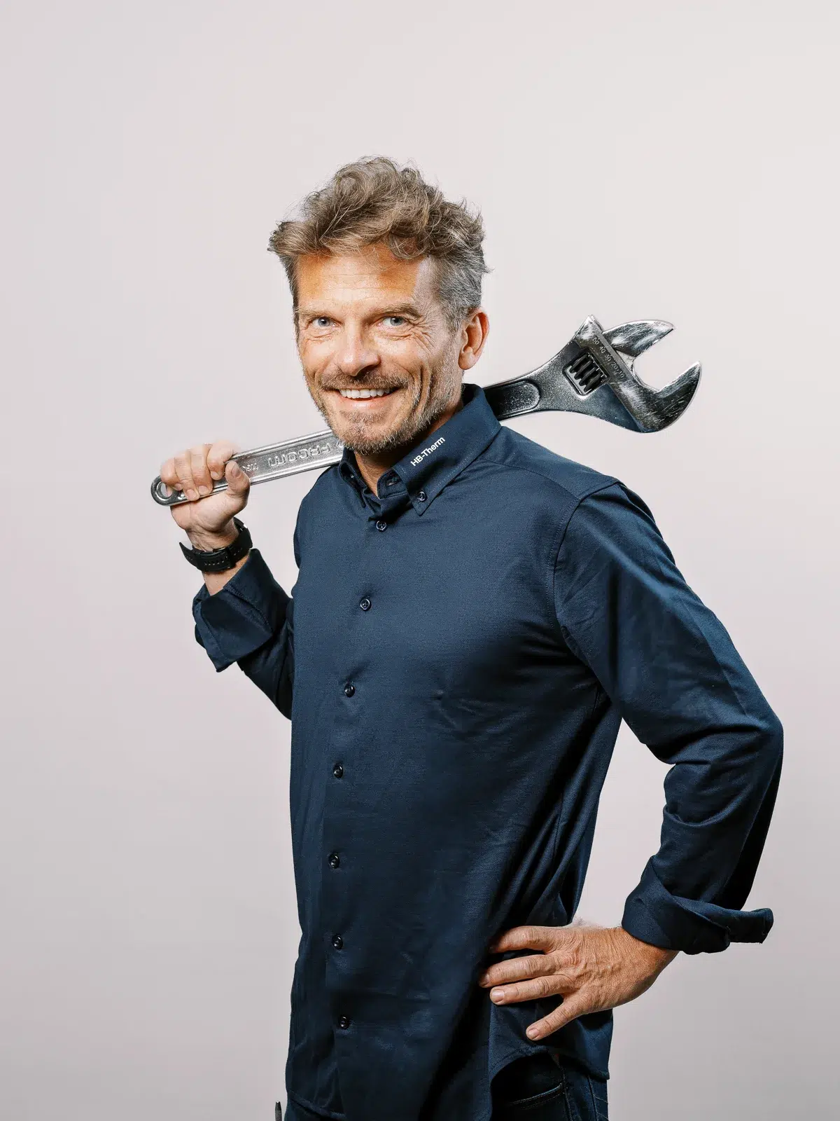 Valoriser les métiers techniques par un portrait professionnel dynamique et fier.