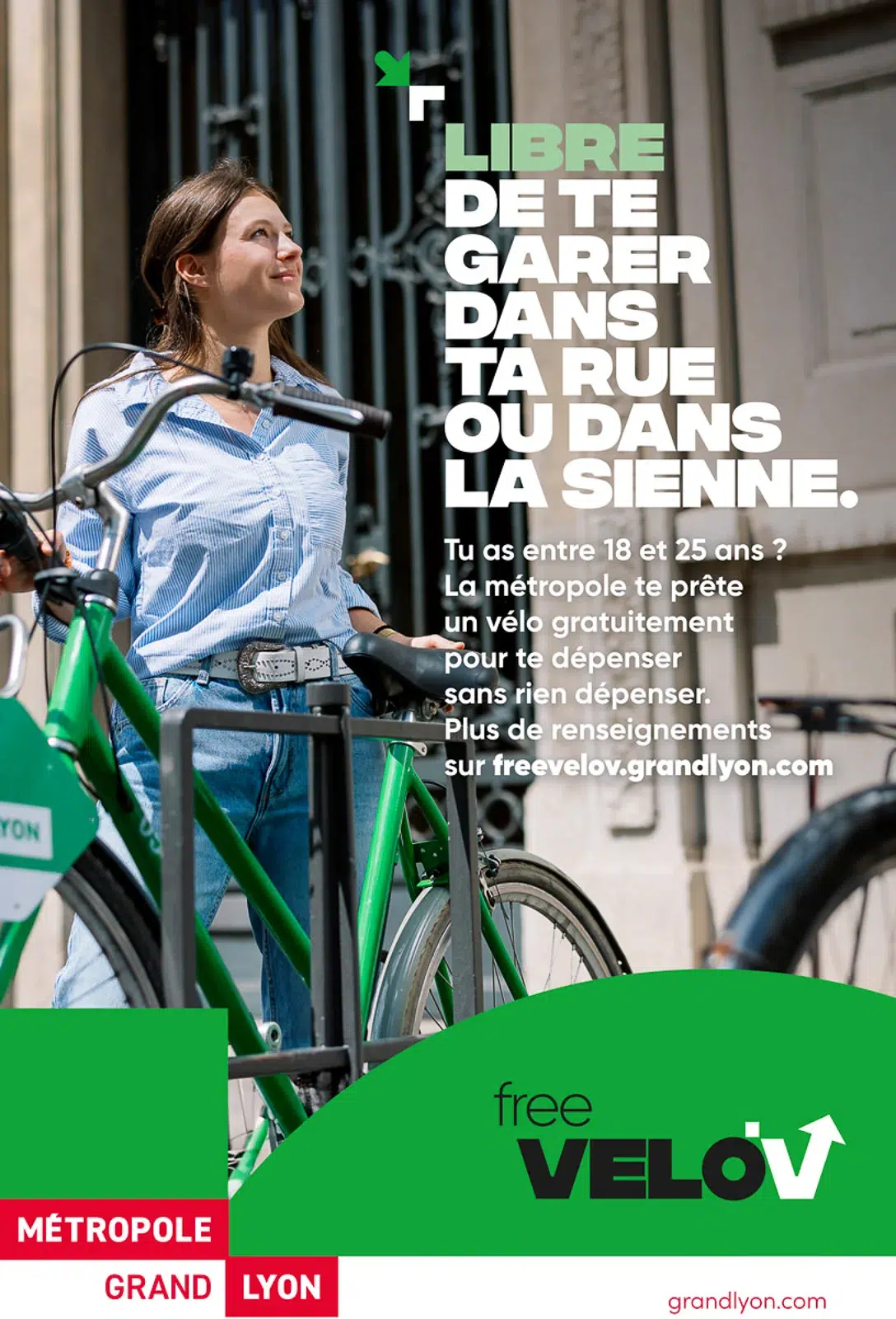 Jeune femme avec un vélo vert Free Velo'v, par un photographe publicité Lyon. pour la Métropole.