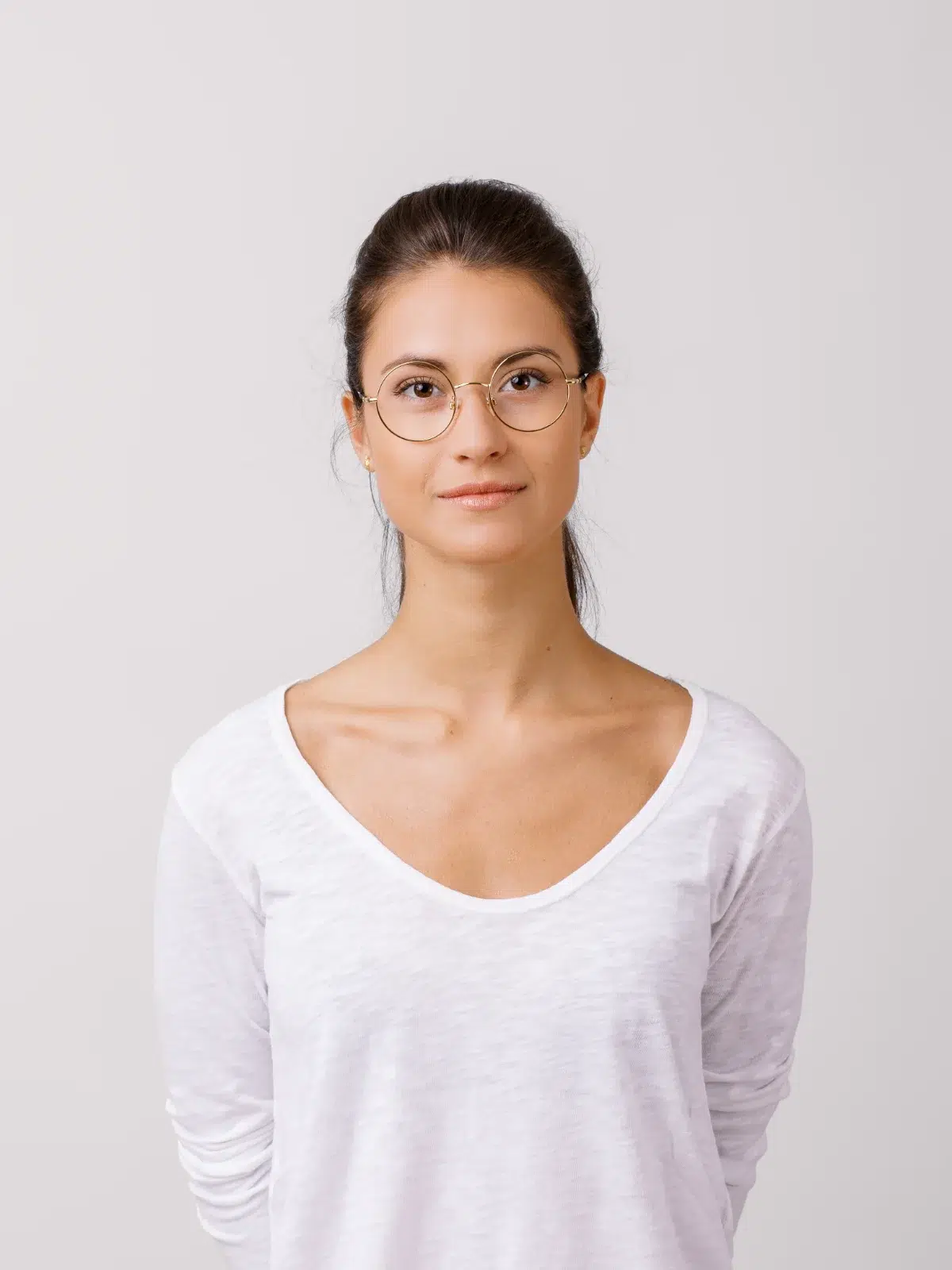 Portrait studio d'une femme avec lunettes rondes dorées, par un Photographe professionnel Lyon.