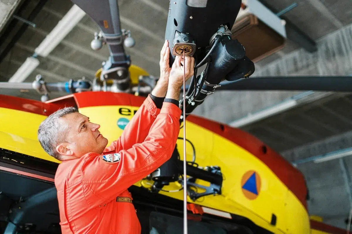 Photo reportage Rhône Alpes : Un mécanicien inspecte le rotor d'un hélicoptère de la Sécurité Civile.