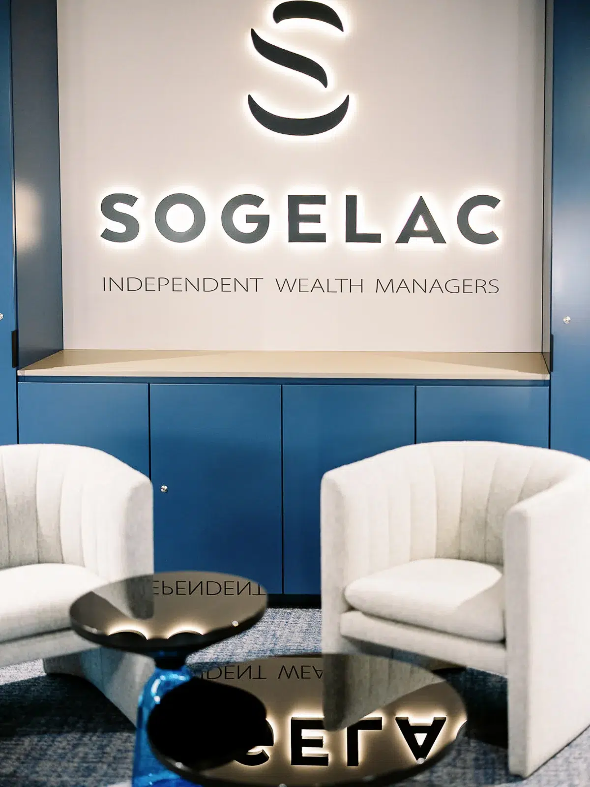 Photographe reportage Lyon : Espace d'accueil de l'entreprise Sogelac avec fauteuils et logo.