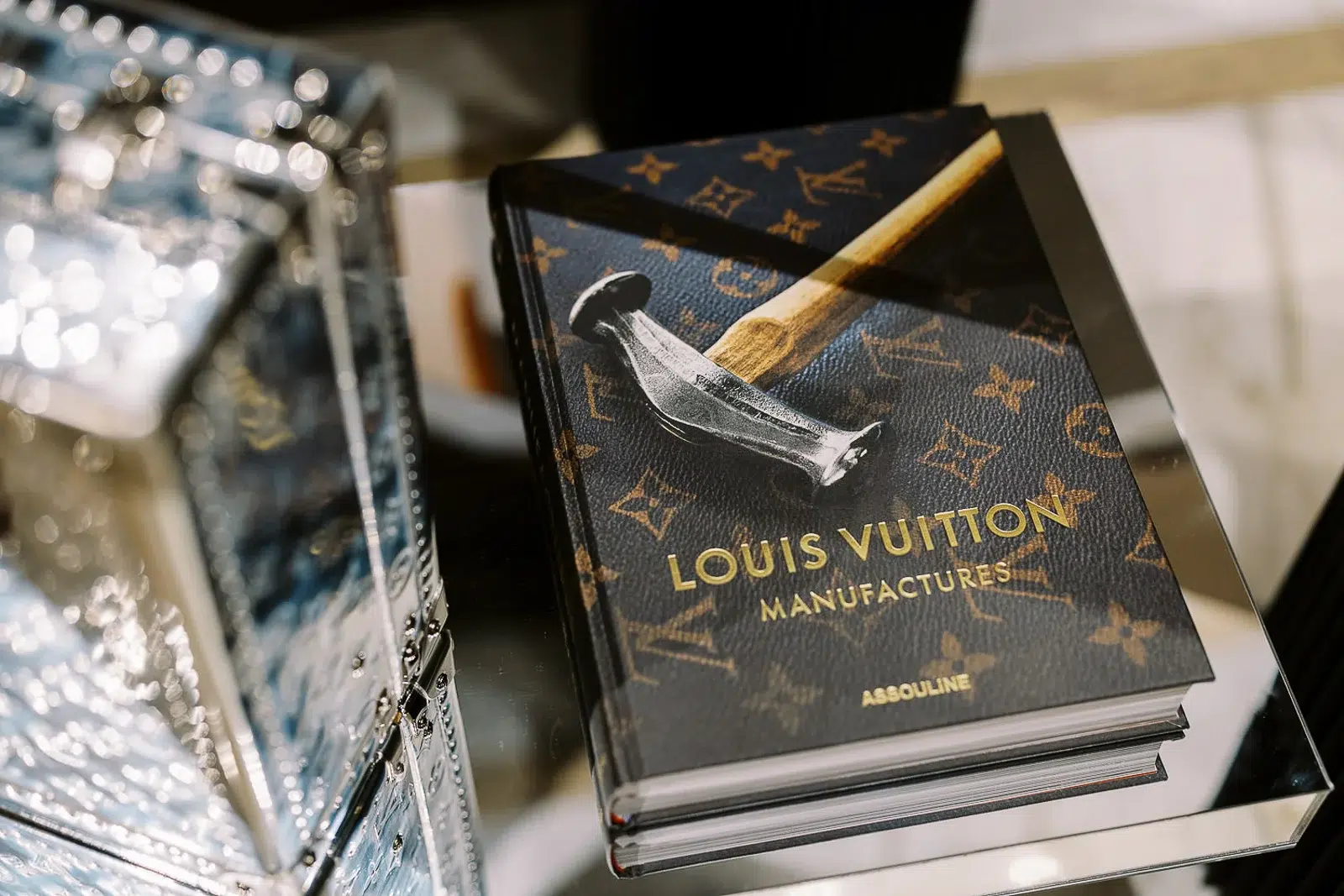 Livre Louis Vuitton Manufactures et malle de luxe, Photographe publicité Lyon.