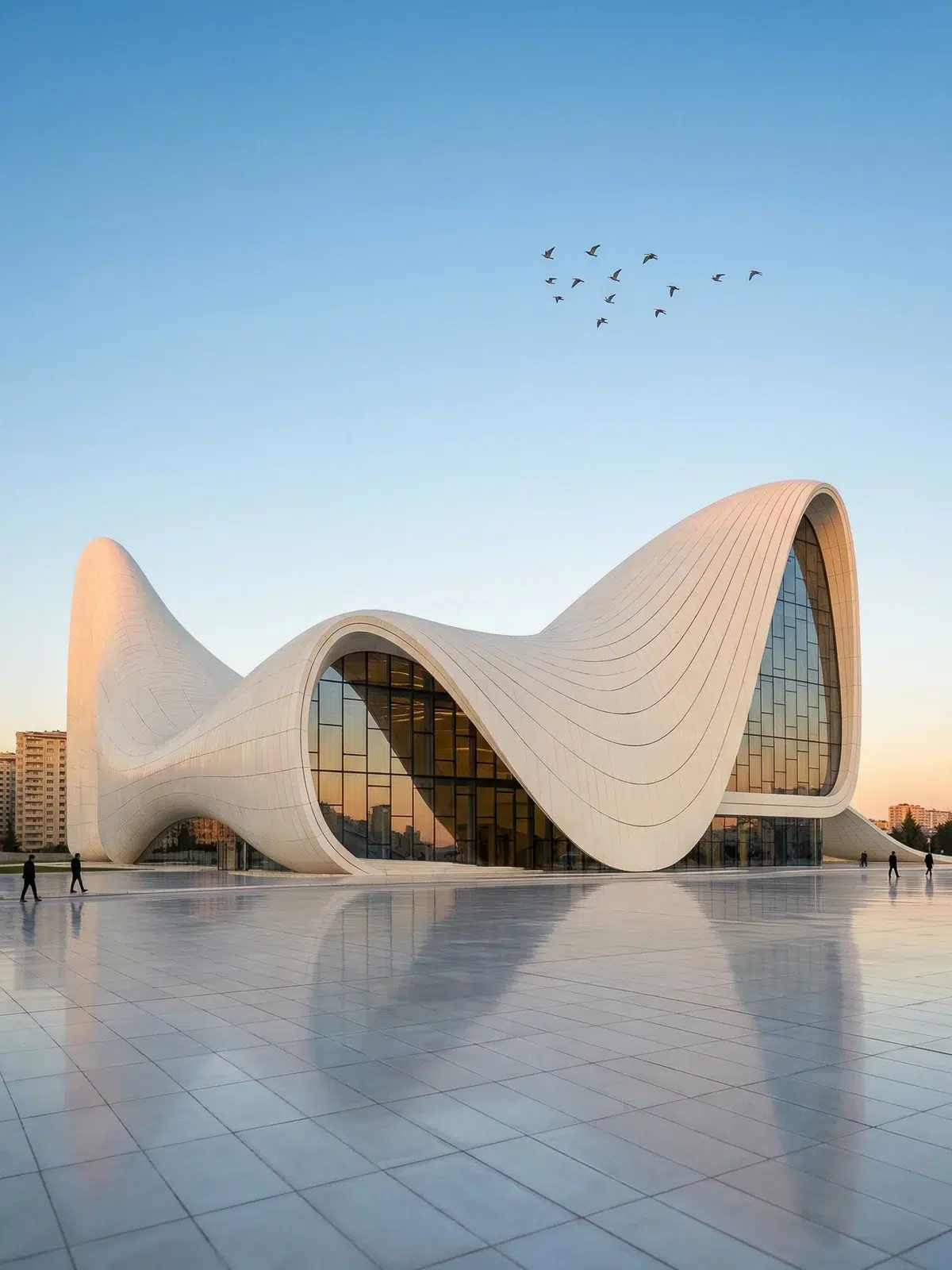 Photo archi Lyon du centre Heydar Aliyev aux lignes fluides sous un ciel clair.