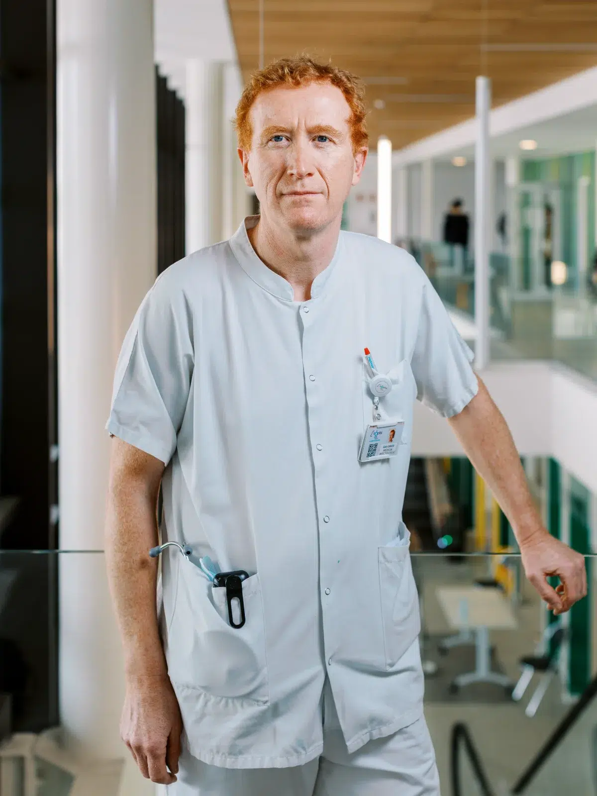 Médecin en blouse blanche dans un hôpital moderne, signé Photographe professionnel Lyon.