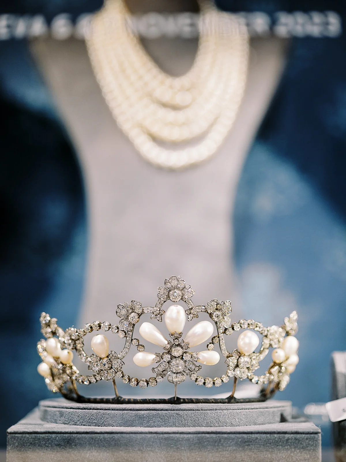 Photographe reportage Lyon : Diadème en diamants et perles exposé lors d'une vente aux enchères.